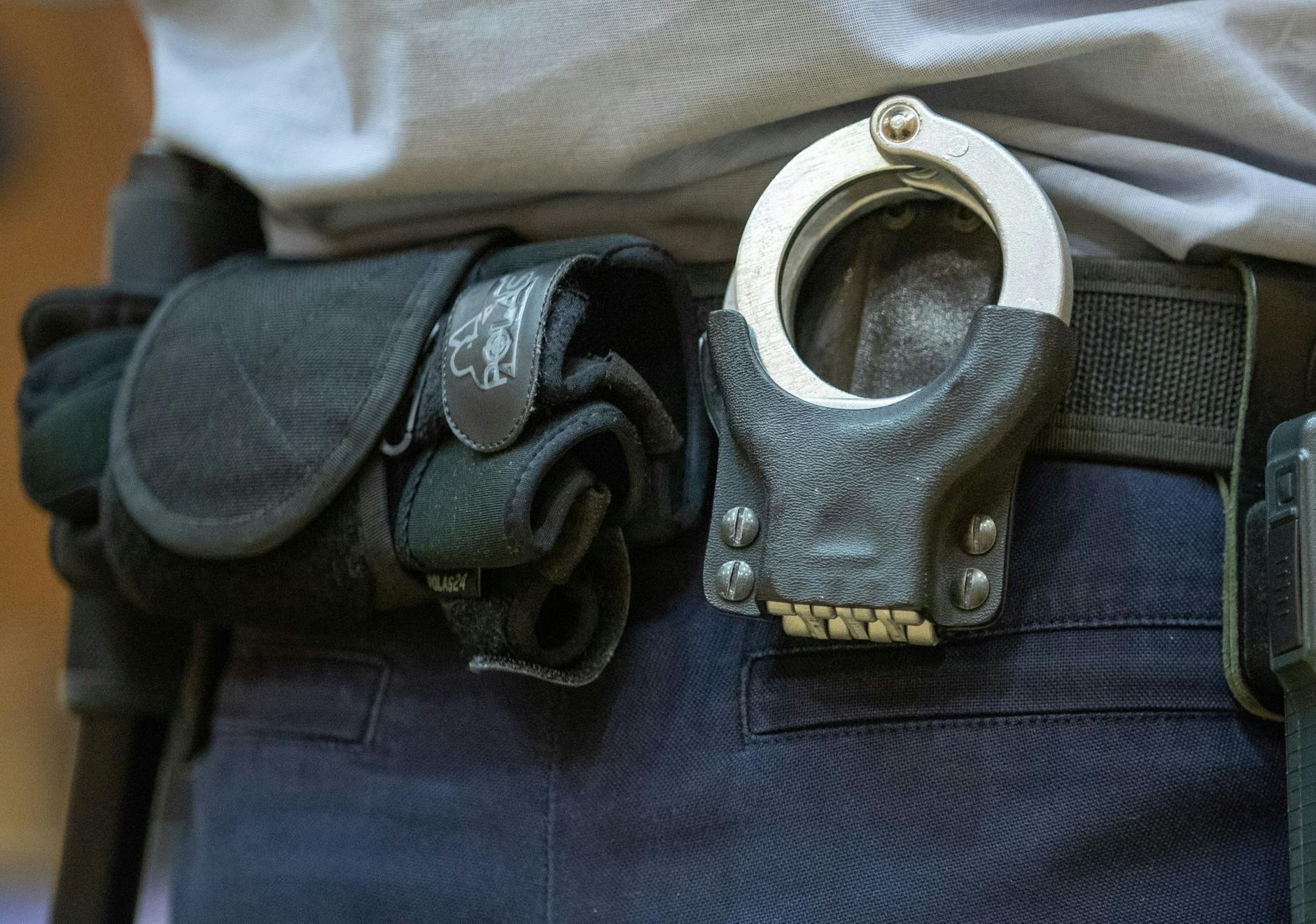 ARCHIV - Handschellen stecken in der Gürtelhalterung eines Justizbeamten.