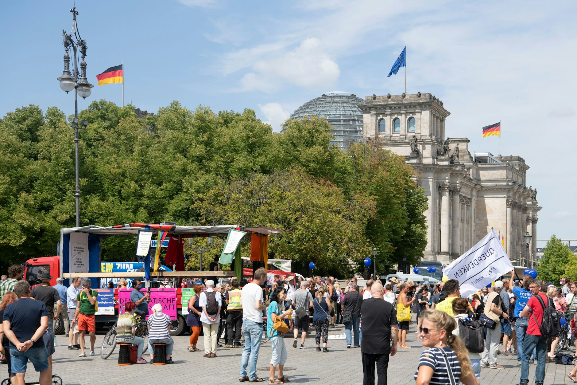 Teilnehmer der Demonstration "Uneingeschränkte Wiederherstellung sämtlicher Grundrechte" stehen unweit des Reichstages in Berlin. Der Protest richtet sich gegen die Corona-Schutzmaßnahmen der Länder und des Bundes.