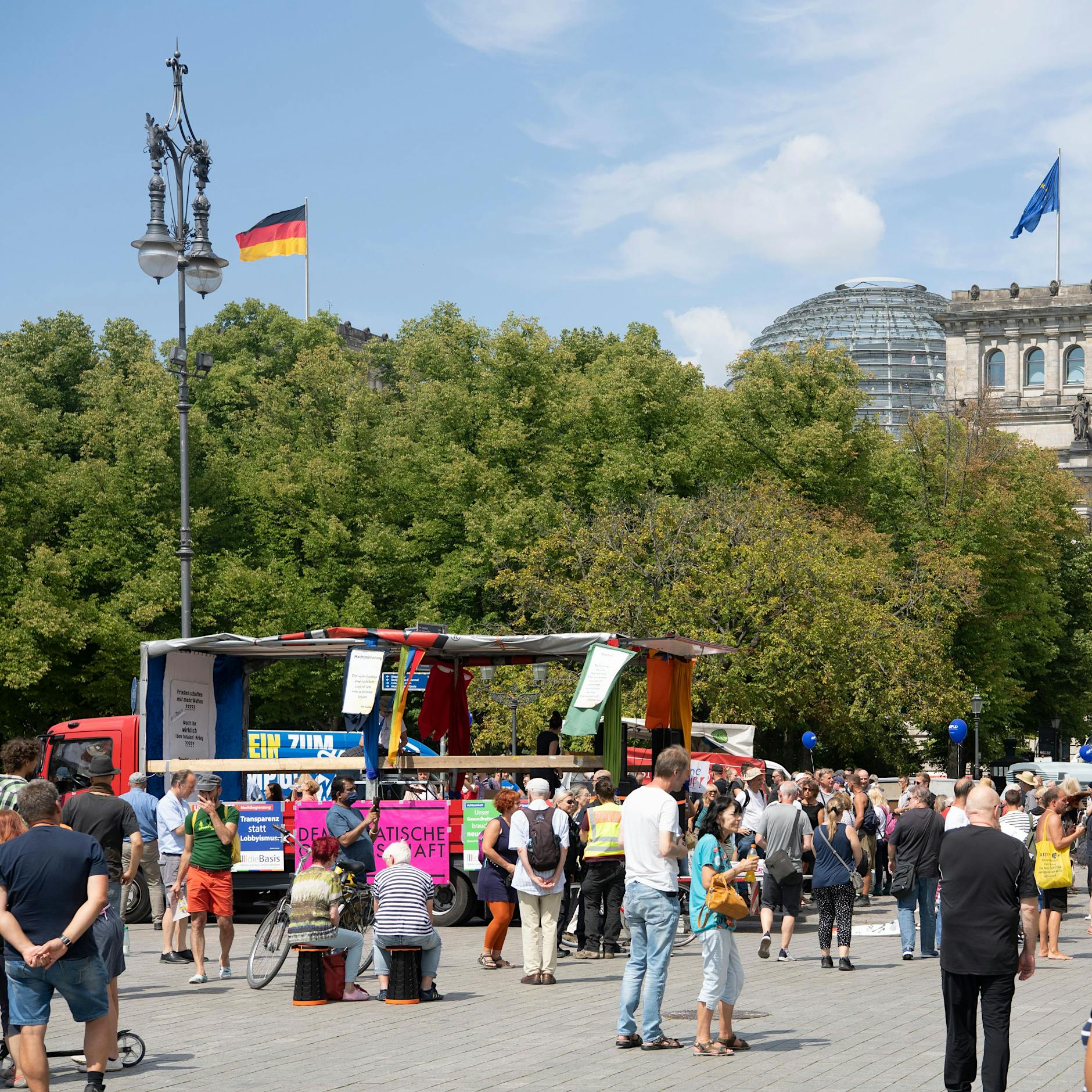 Mehr als 1200 Menschen demonstrieren in Berlin. Sie fordern "Wiederherstellung sämtlicher Grundrechte"