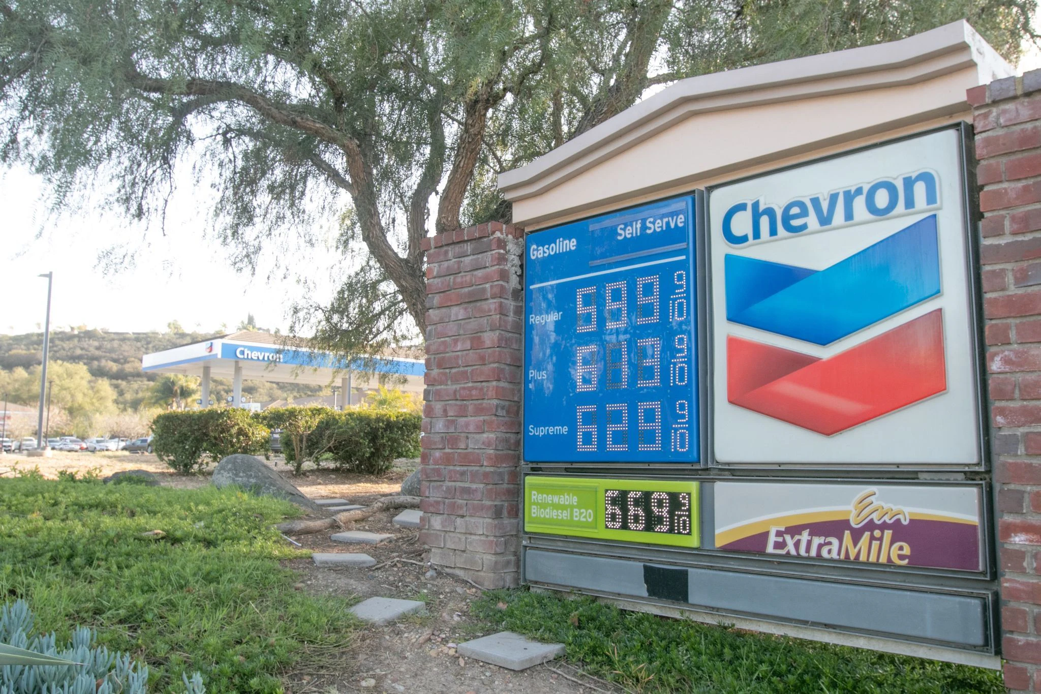 ARCHIV - Preise für Treibstoff werden an der Anzeigetafel einer Chevron-Tankstelle in Kalifornien angezeigt.  