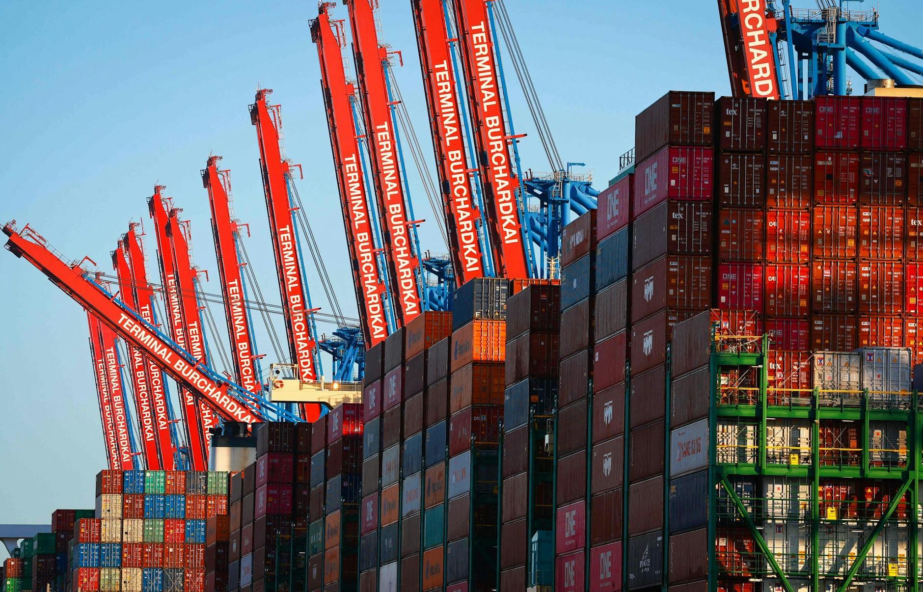 ARCHIV - Containerschiffe liegen am Containerterminal Burchardkai in Hamburg. Das Bruttoinlandsprodukt stagniert.