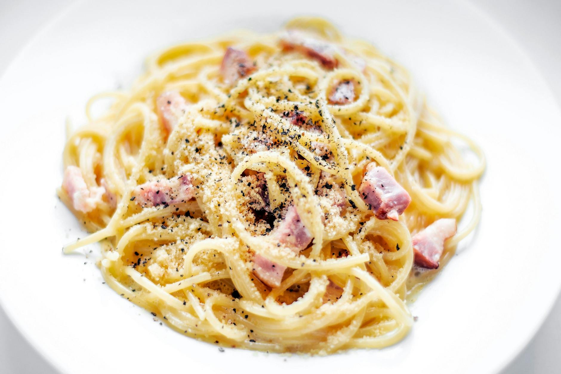 Eine Prise frischer Pfeffer aus der Mühle rundet das klassische Pastagericht ab. Auch wenn sich am Rezept für Carbonara die Geister scheiden: Sie sollten es ausprobieren!