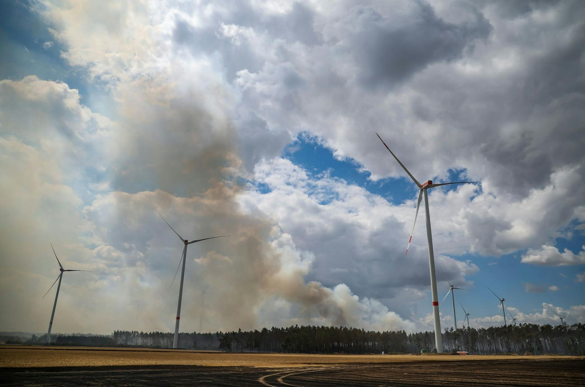 Dunkle Rauchwolken über einem Waldbrand.