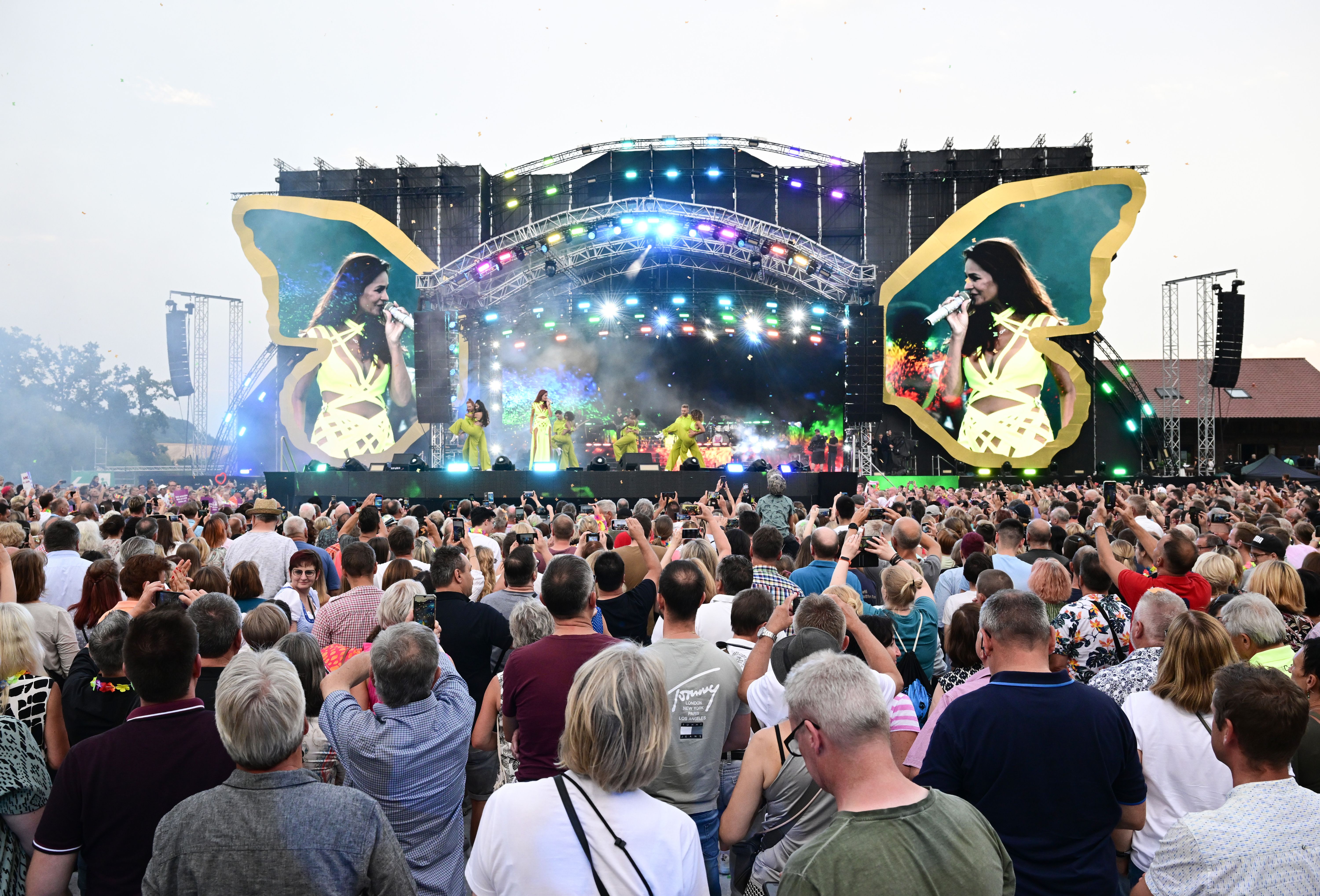 Image - 30 Jahre Hits und ausverkaufte Bühnen: Andrea Berg rollt mit Motorrad auf die Bühne – und diese „Herzensmenschen“ waren beim Jubiläum dabei. Die Bilder zur Show!