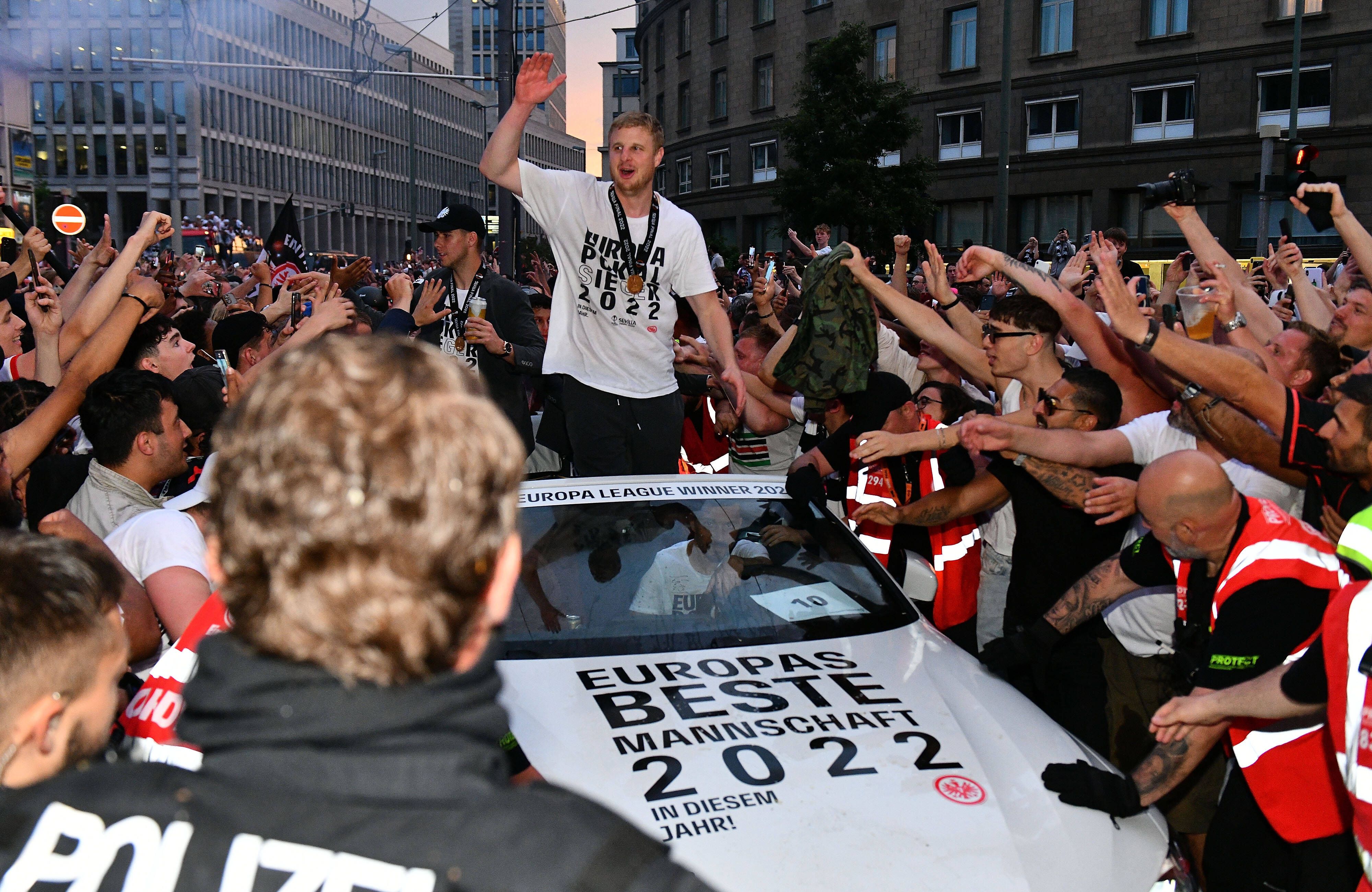 Image - Fußball, ade! Ex-Frankfurter Martin Hinteregger hebt jetzt mit dem Helikopter ab und will beim „Bergdoktor“ mitspielen