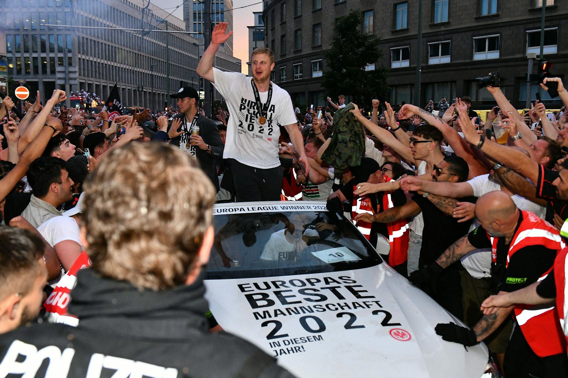Martin Hinteregger war Publikumsliebling bei Eintracht Frankfurt. Zum Höhepunkt seiner Karriere, dem Europapokalsieg 2022, trat er ab.
