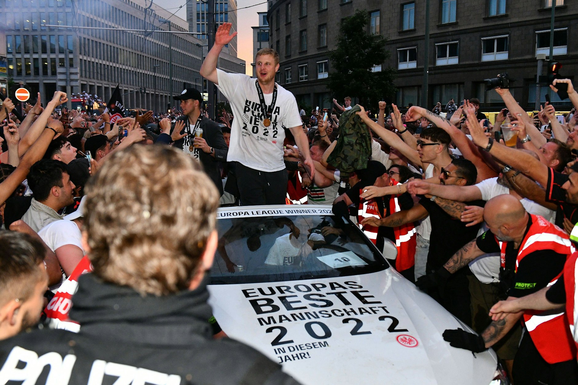 Martin Hinteregger war Publikumsliebling bei Eintracht Frankfurt. Zum Höhepunkt seiner Karriere, dem Europapokalsieg 2022, trat er ab.