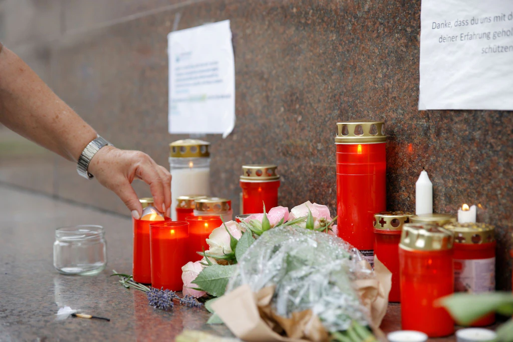 Tote Corona-Ärztin: Wiener legen Kerzen vor Ministerium nieder