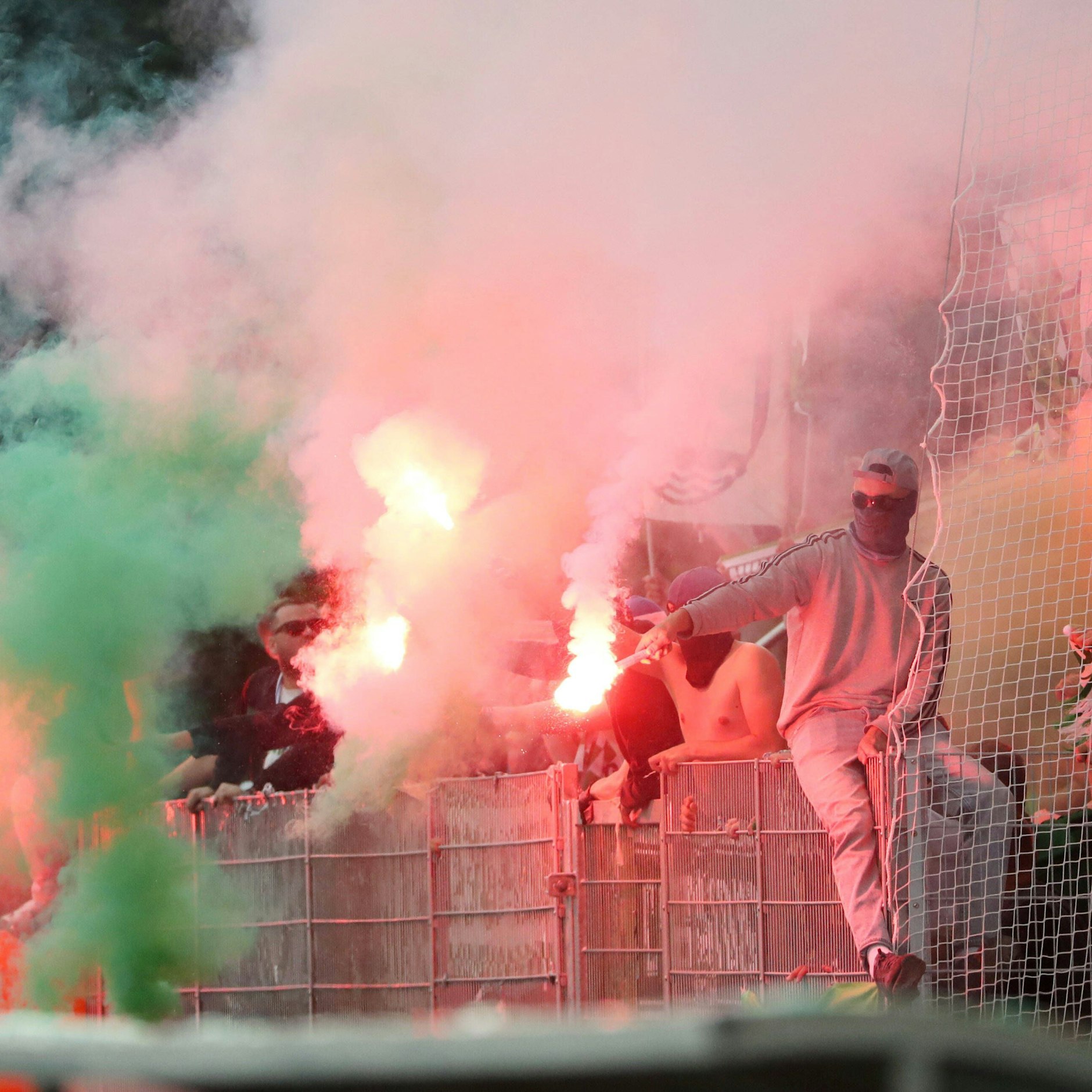 Auch Fans vom VfL Wolfsburg zündelten im Stadion mit Pyrotechnik.