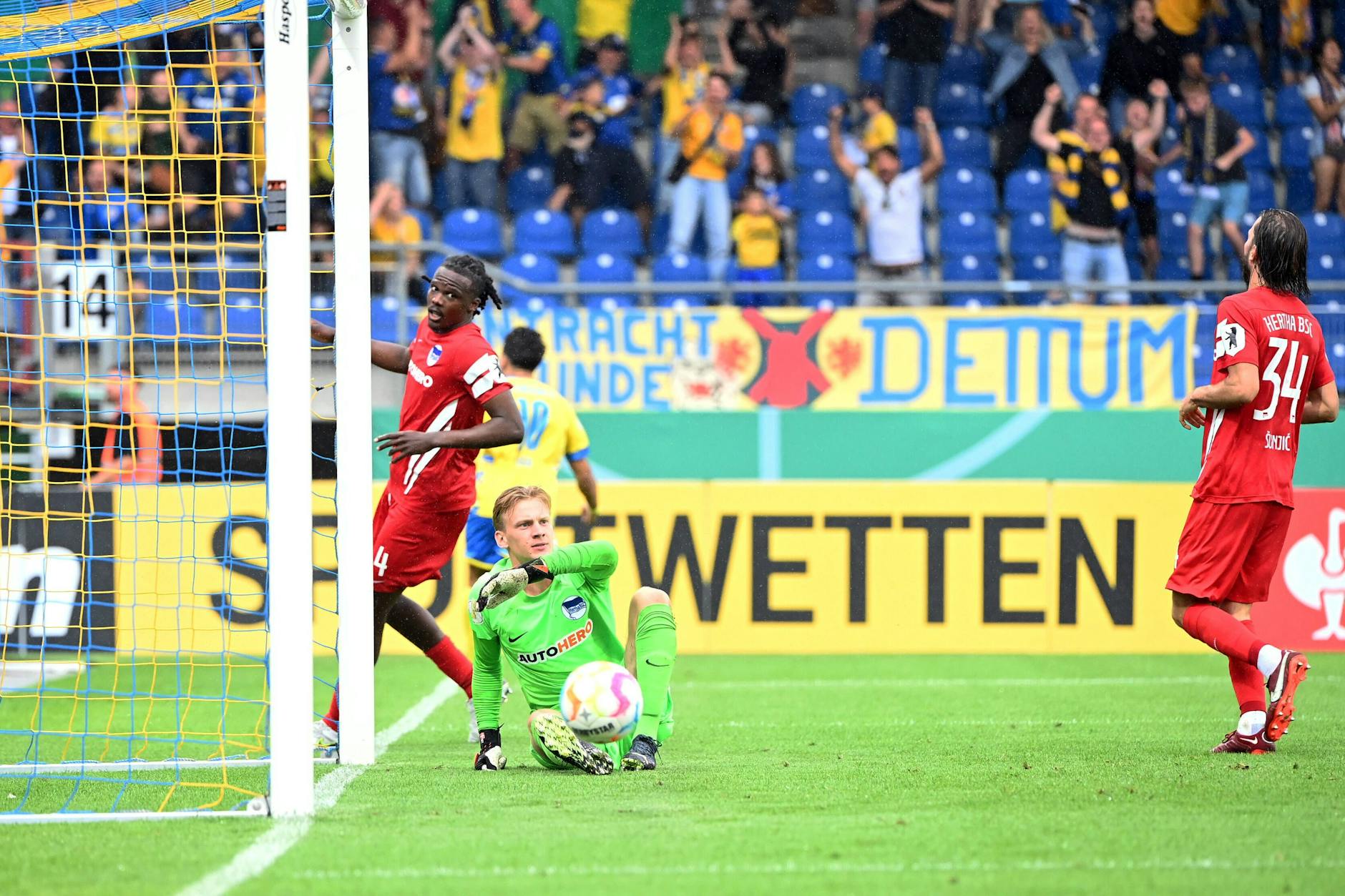 Dedryck Boyata, Torhüter Oliver Christensen Hertha BSC und Ivan Sunjic (v.l.) ärgern sich bei Eintracht Braunschweig über den Gegentreffer zum 2:3.