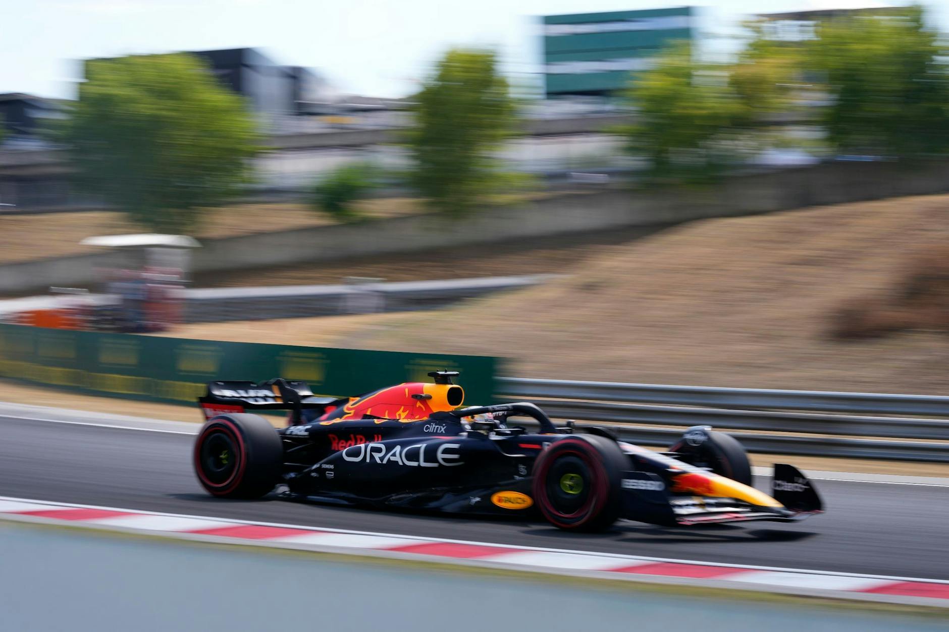 Max Verstappen reihte sich im Training in Ungarn hinter den beiden Ferraris ein.