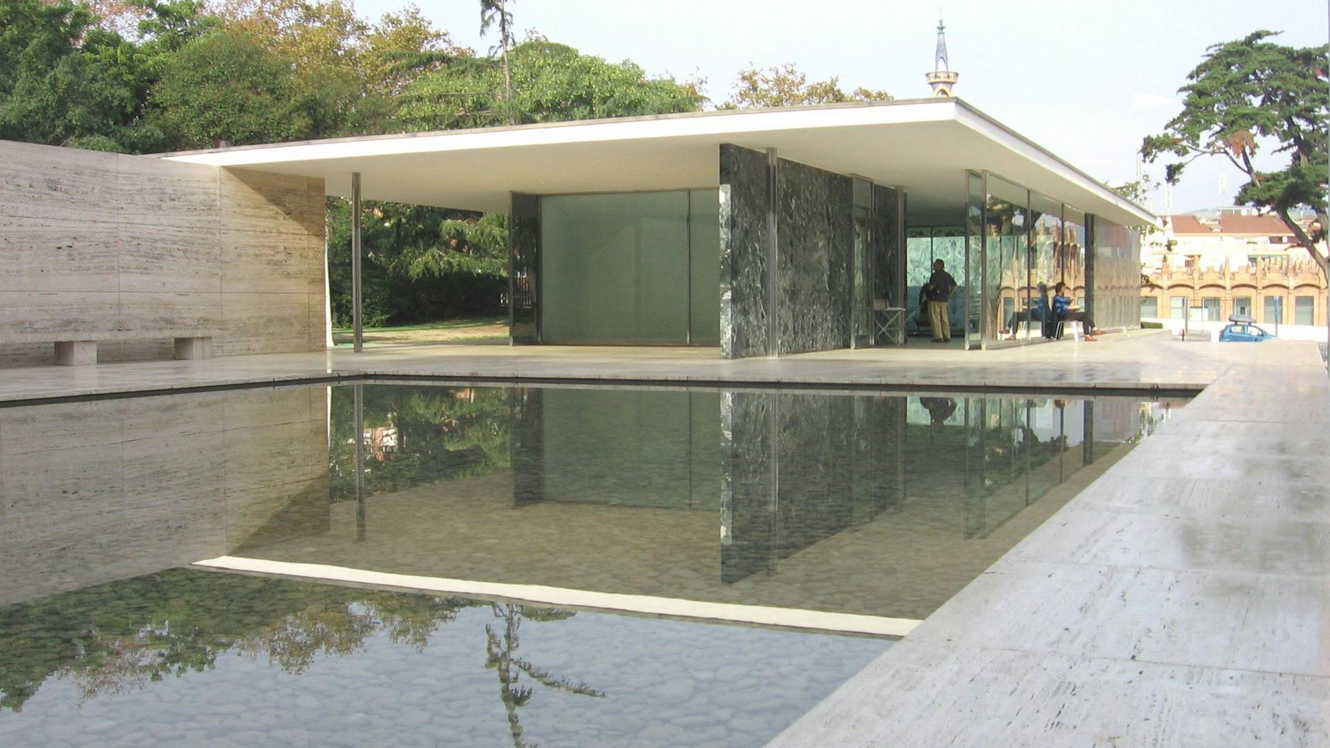 Mies van der Rohe entwarf den deutschen Pavillon für die Weltausstellung 1929 in Barcelona. Nach ihrem Ende abgerissen, ließ ihn die Stadt Barcelona 1983 bis 1986 rekonstruieren.