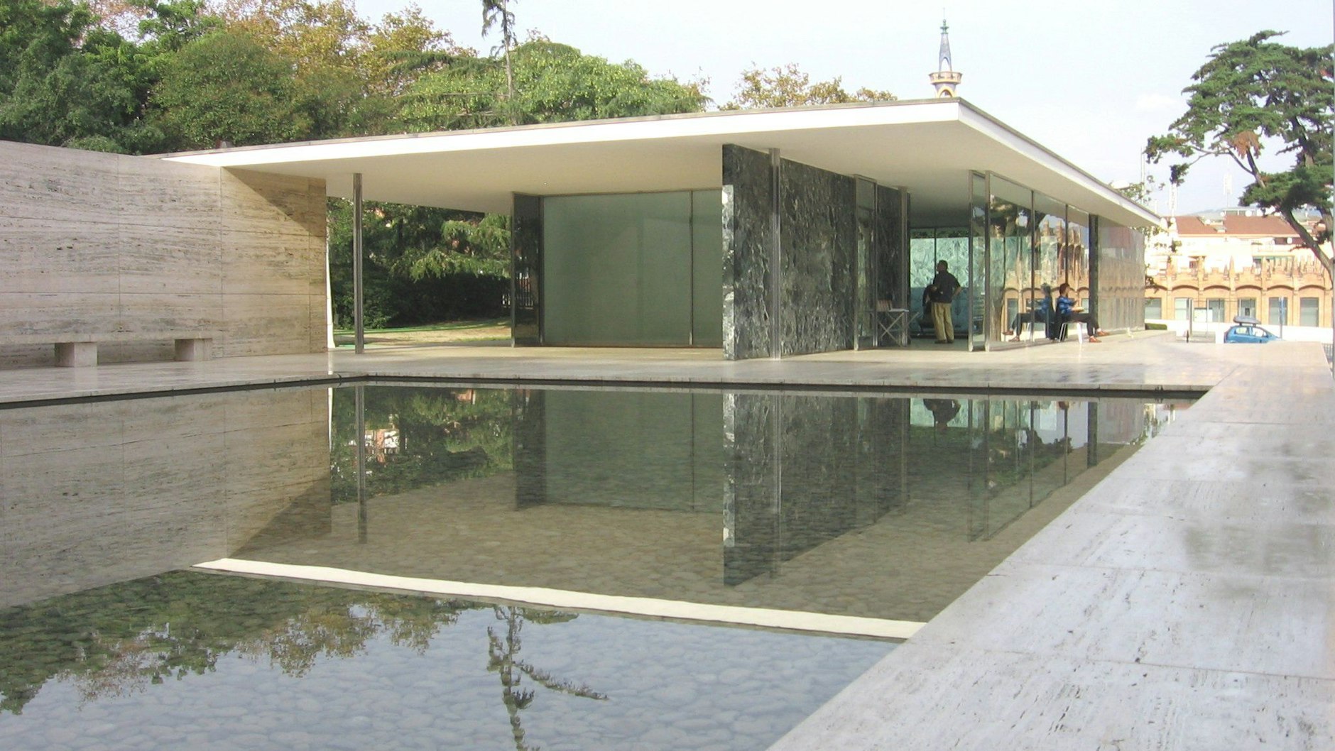 Mies van der Rohe entwarf den deutschen Pavillon für die Weltausstellung 1929 in Barcelona. Nach ihrem Ende abgerissen, ließ ihn die Stadt Barcelona 1983 bis 1986 rekonstruieren.