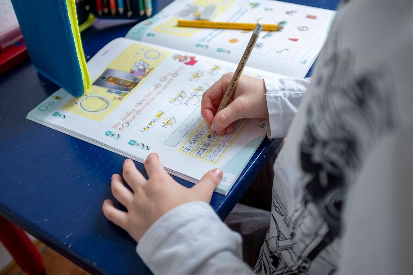 Ein Erstklässler bearbeitet eine Deutschaufgabe. (Symbolbild)
