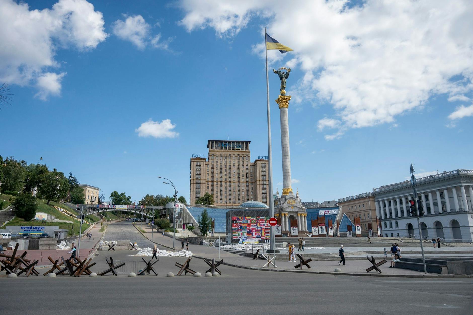 ARCHIV - Ein Zeichen des Kriegs: Panzersperren stehen am Maidan-Platz.