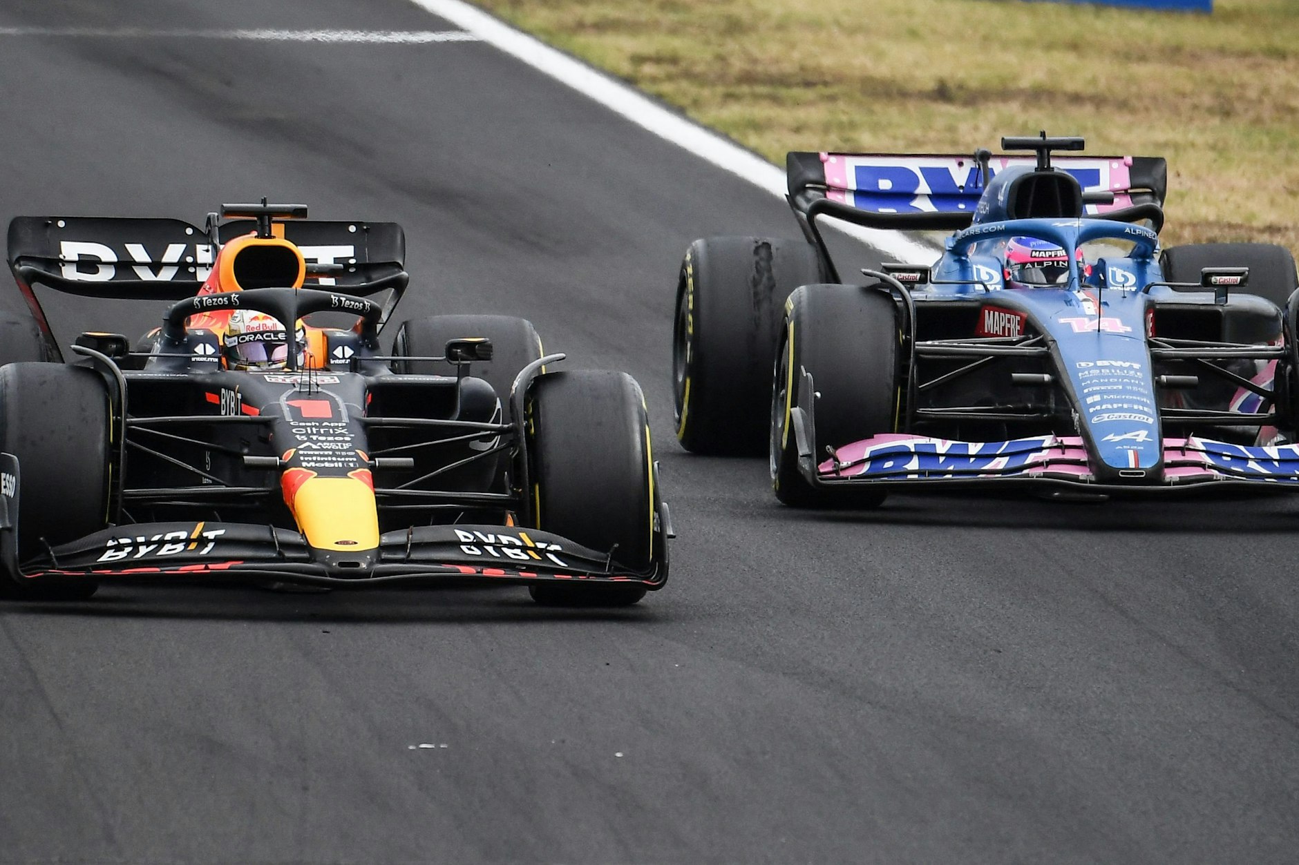 Max Verstappen (li.) auf Titelkurs. Hier im Zweikampf gegen Fernando Alonso.