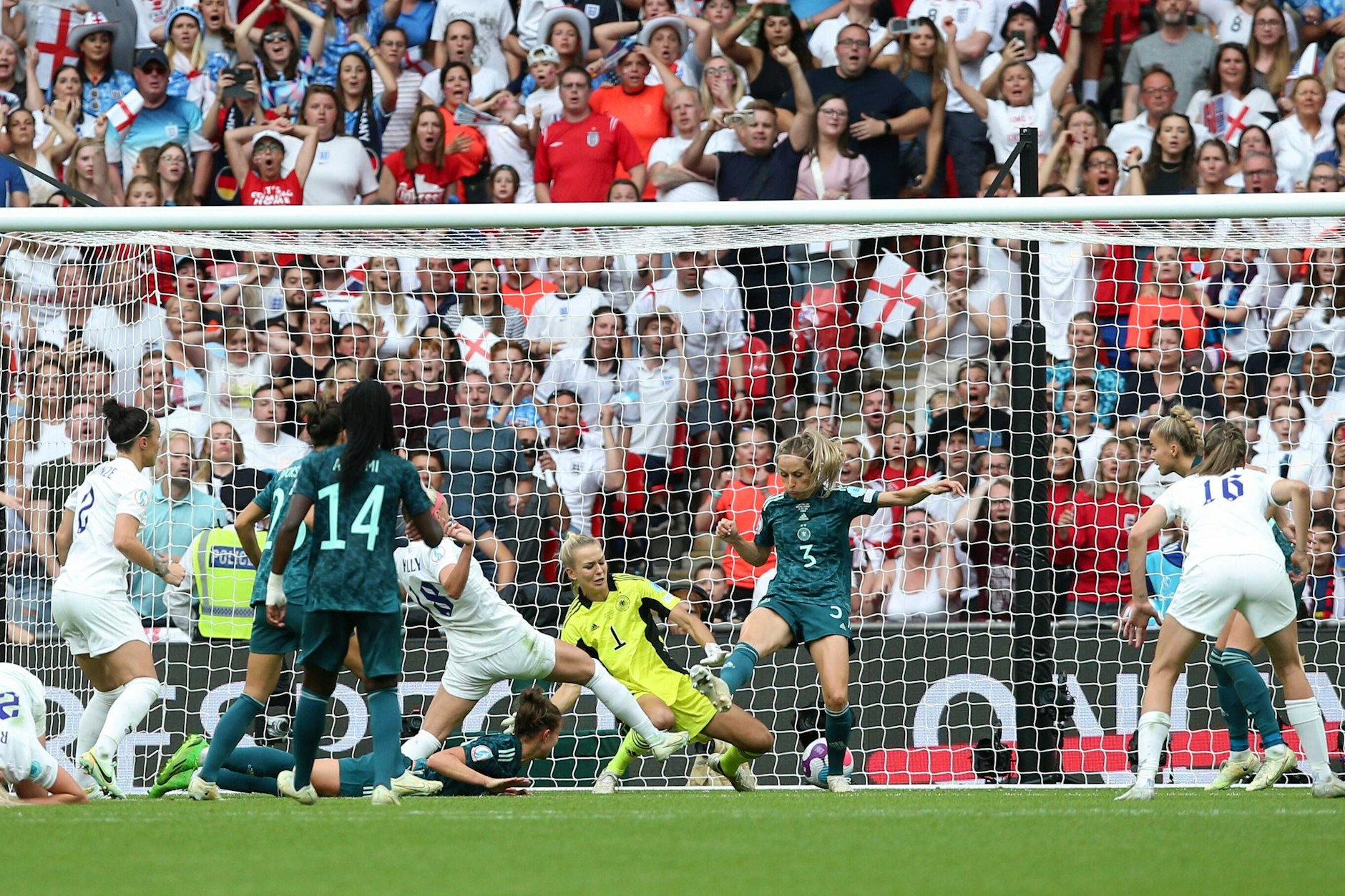 Entscheidung kurz vor Schluss. Englands Frauen treffen zum 2:1.