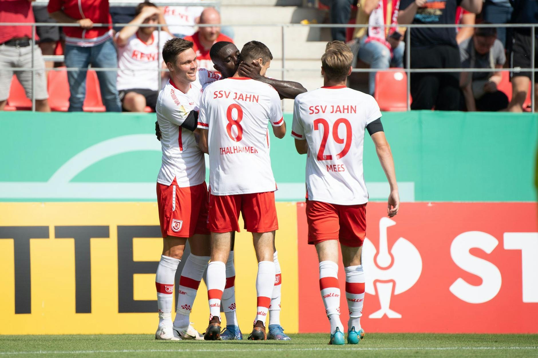Regensburgs Andreas Albers (l-r), Torschütze Prince Osei Owusu, Maximlian Thalhammer und Sebastian Nachreiner jubeln über den Treffer zum 2:0.