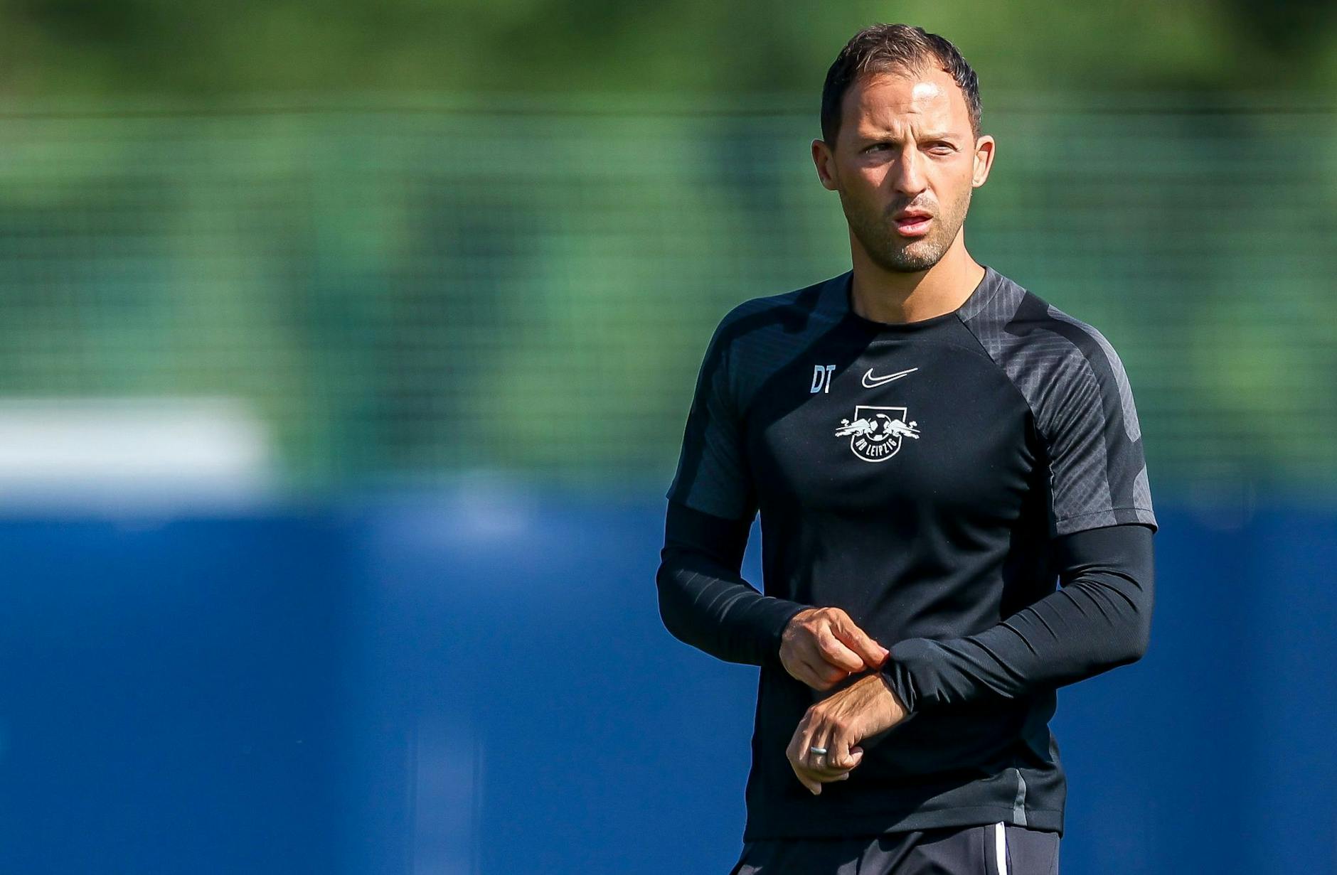Trainer Domenico Tedesco leitet eine Trainigseinheit auf dem Leipziger Trainingsgelände am Cottaweg.