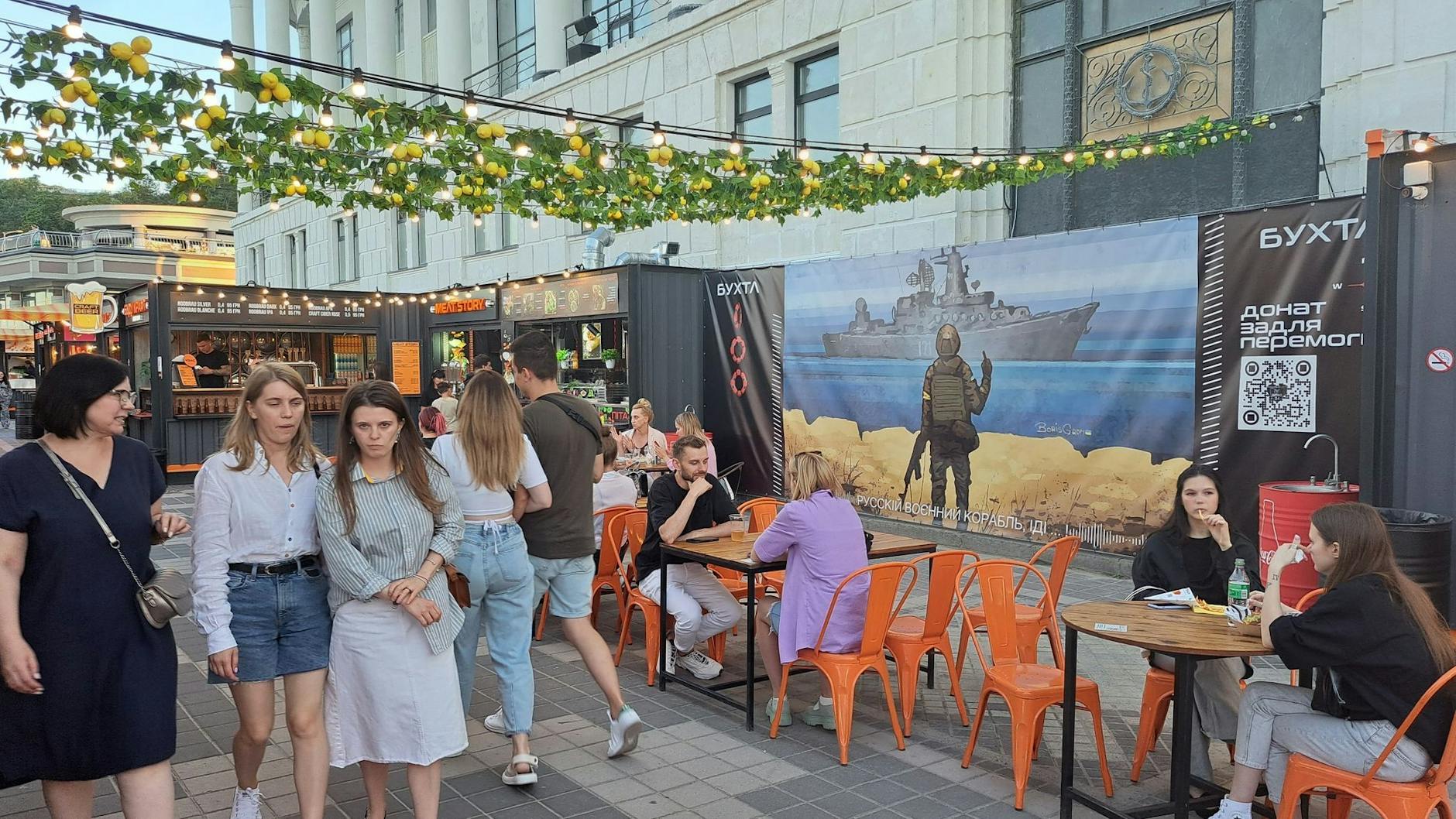 Der Ausruf «Russisches Kriegsschiff verpiss dich!» hat es bis auf eine Briefmarke geschafft. Auch neben einem Imbiss in Kiew hängt das ikonische Bild.