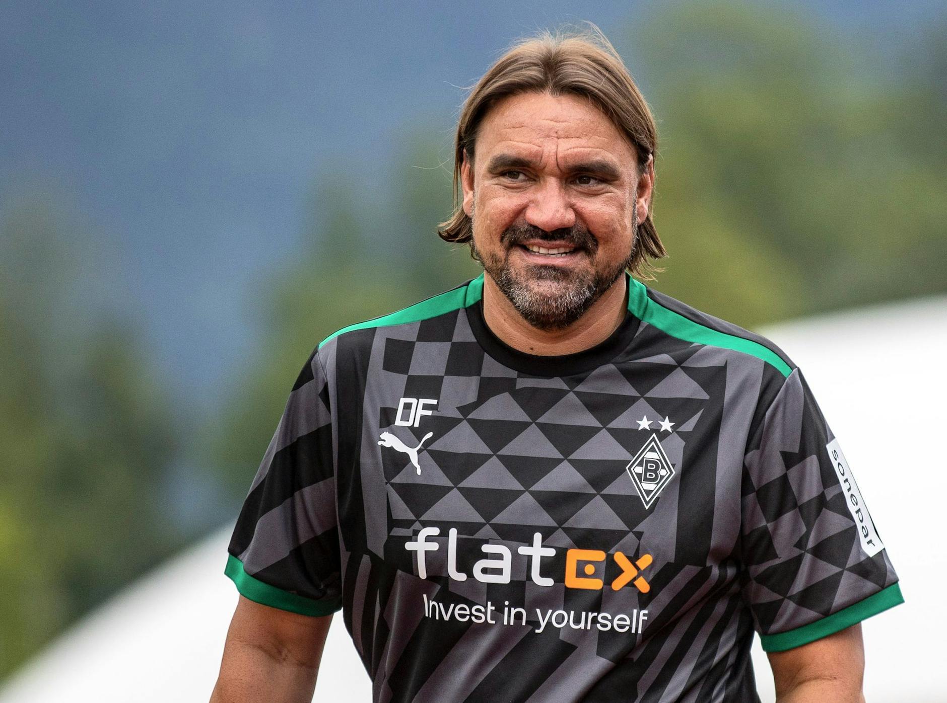 ARCHIV - Kommt bei den Gladbach-Profis gut an: Trainer Daniel Farke.