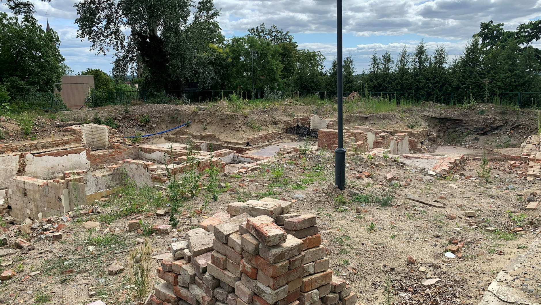Der ausgegrabene Keller der Villa. Der Laternenmast verweist darauf, dass für die archäologische Grabung eine Grünanlage zerstört wurde.