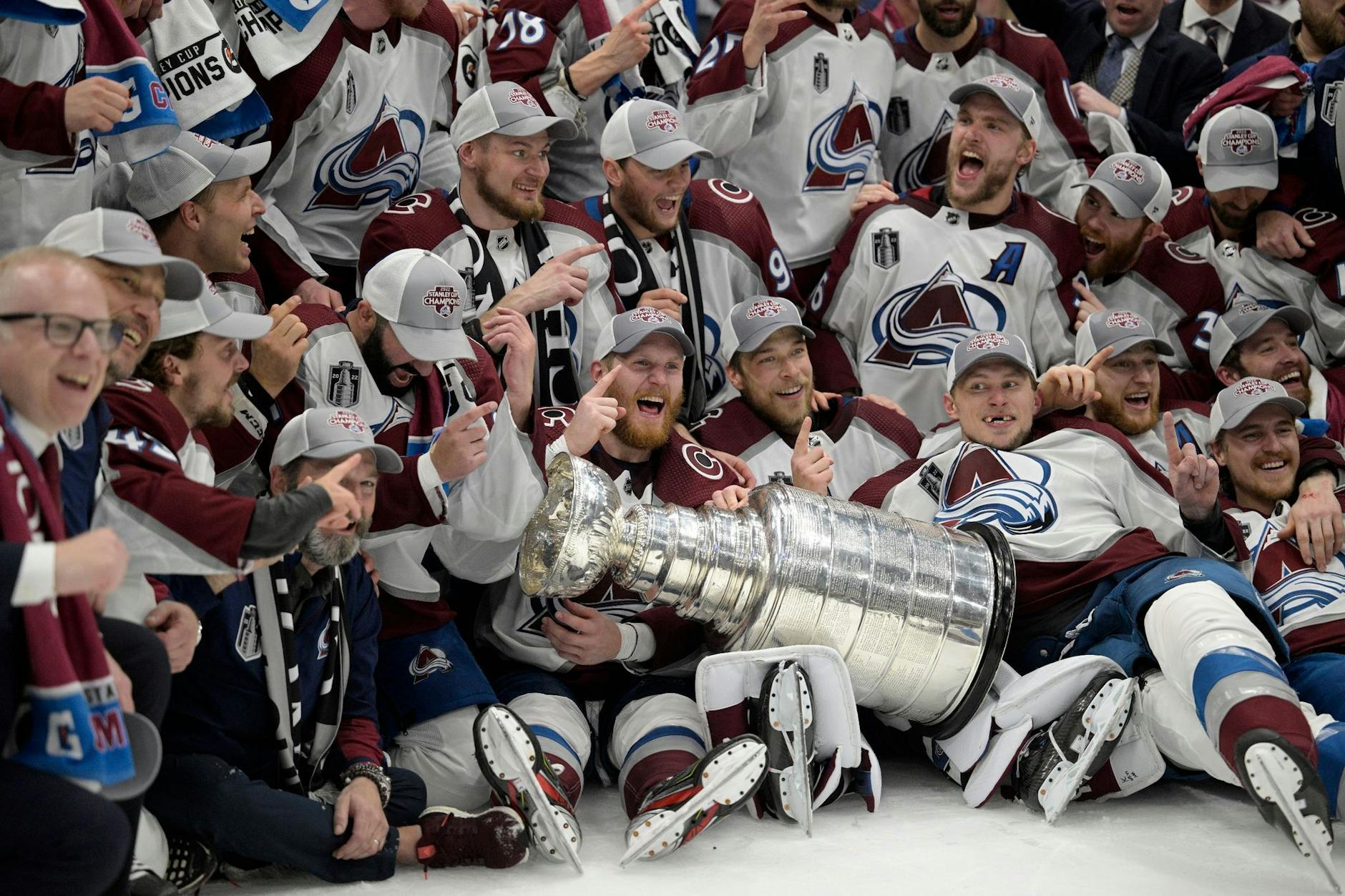 Die Colorado Avalanche posieren mit dem Stanley Cup nach dem Sieg.