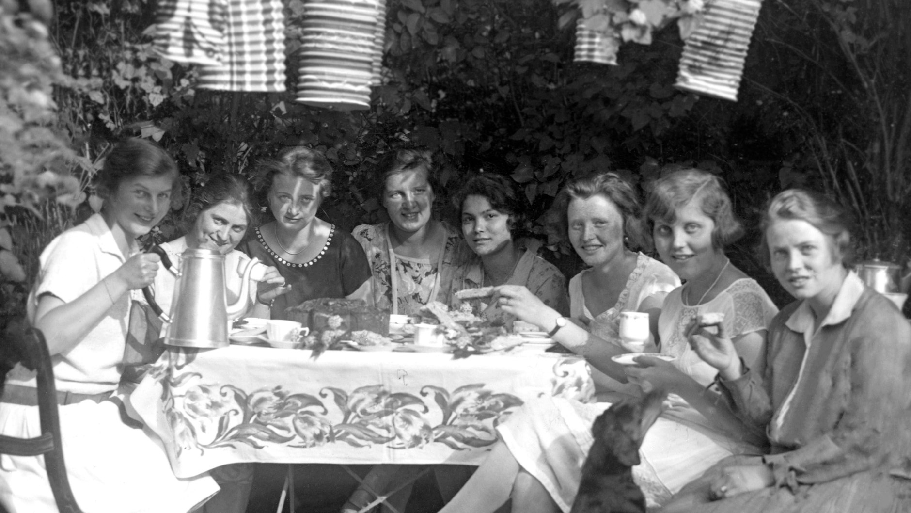 Ein Kaffeekränzchen in einem Berliner Garten in den 1920er Jahren