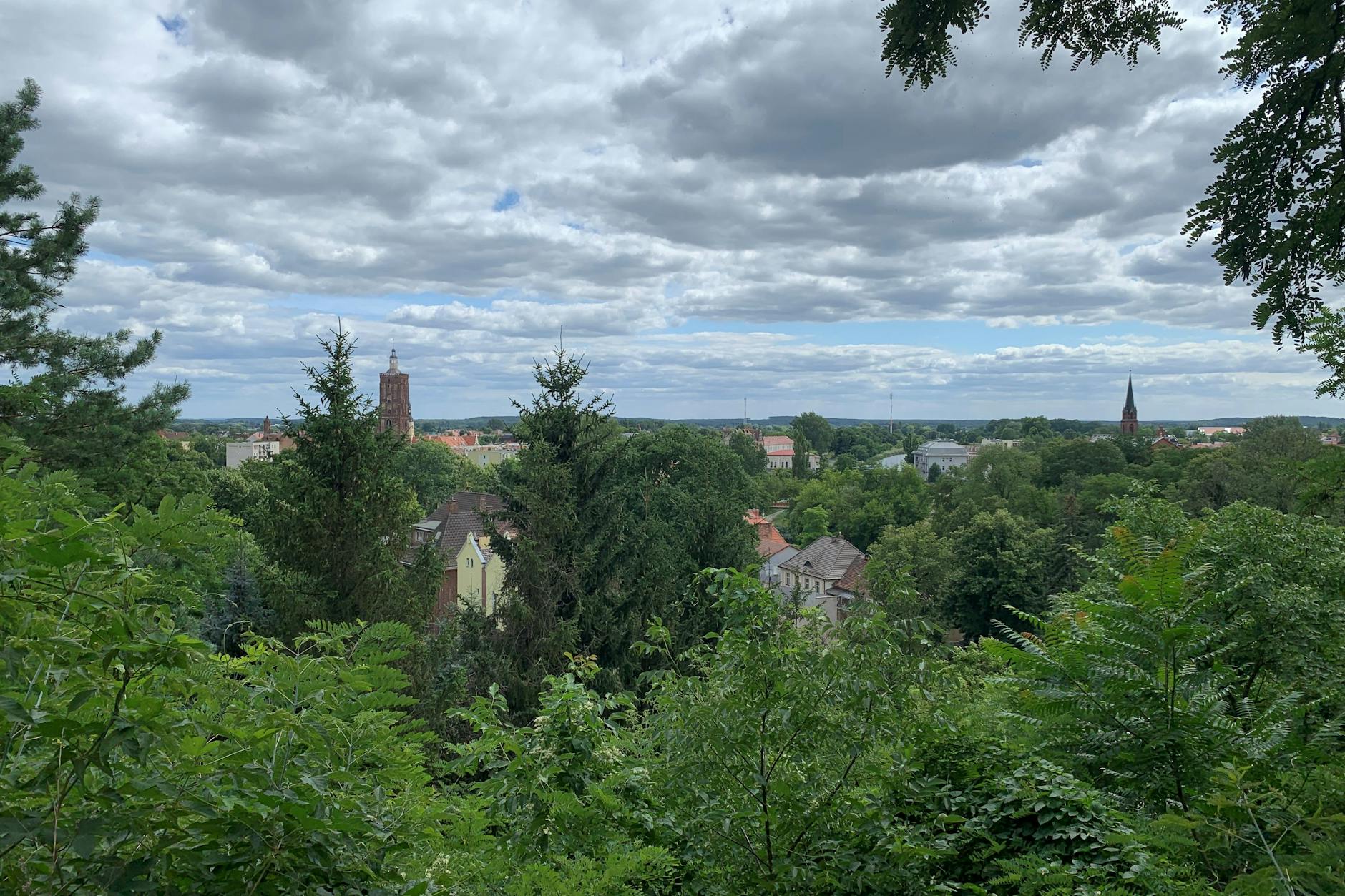 Die Aussicht vom Ort der Villa Wolf, weit über Gubin, die Neiße und Guben Richtung Südwesten. Der Kirchturm links gehört zur schwer beschädigten Stadt- und Hauptkirche.