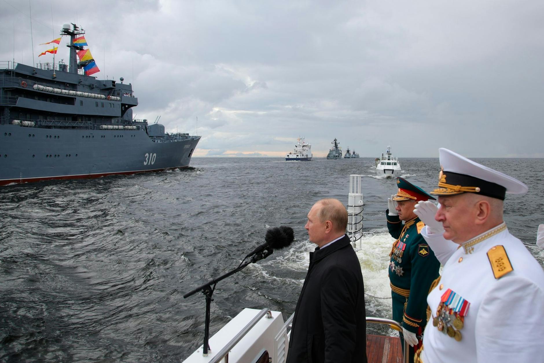 Der russische Präsident Wladimir Putin besichtigt Kriegsschiffe vor der großen Marine-Parade zum Tag der russischen Marine in St. Petersburg.