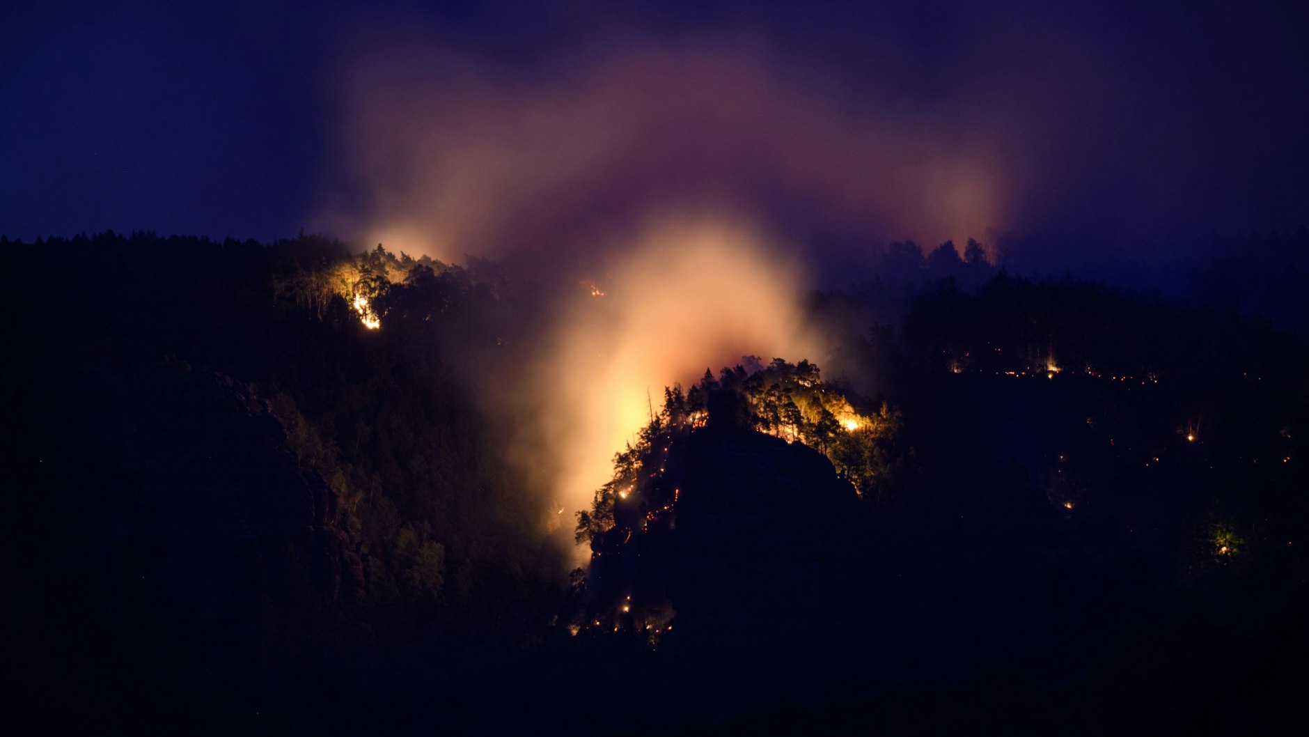 Der Wald brennt im Nationalpark Sächsische Schweiz. Seit Tagen kämpfen die Feuerwehrleute gegen die Flammen.