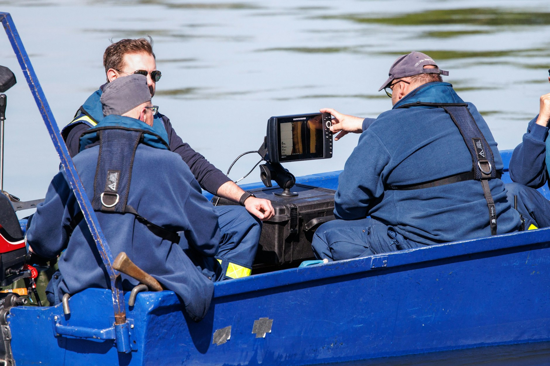 Das Technische Hilfswerk sucht mit einem Sonargerät während einer Suchaktion nach dem Fund einer Kinderleiche den Grund der Donau ab.