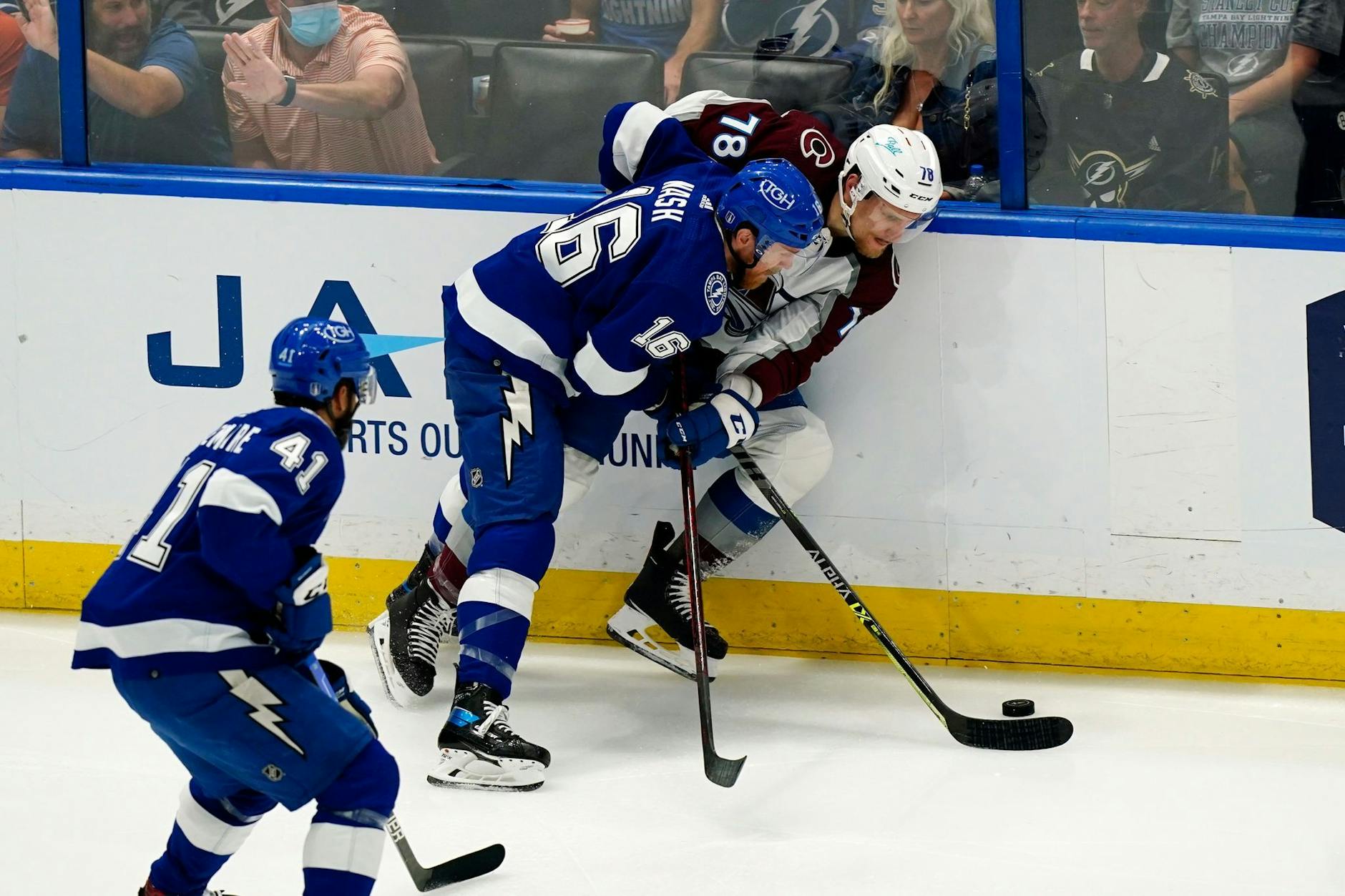 Stanley-Cup-Sieger Nico Sturm (r) im Zweikampf mit Tampa-Profi Riley Nash.