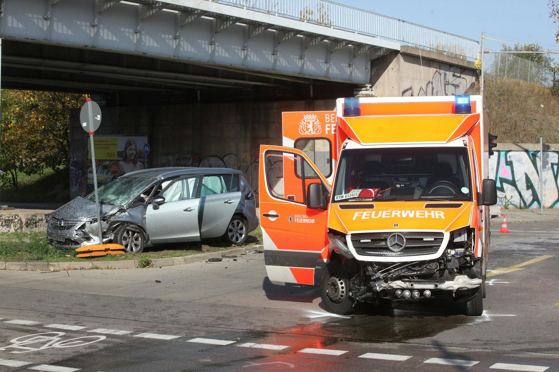 Die Reparatur solcher Unfallschäden an einem Feuerwehrauto dauert natürlich, aber 32 Tage Ausfall pro Jahr und Rettungswagen sind inzwischen „normal“.