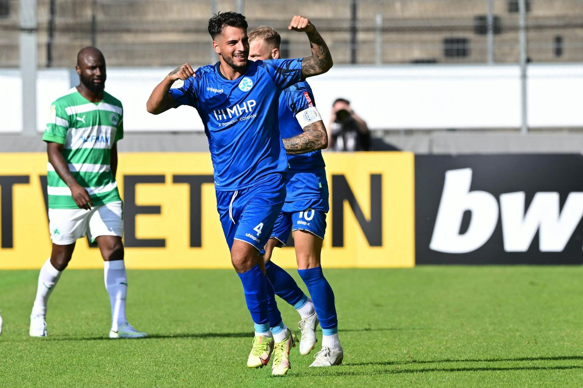 Der Stuttgarter Denis Zagaria (M) freut sich über seinen Treffer zum 1:0