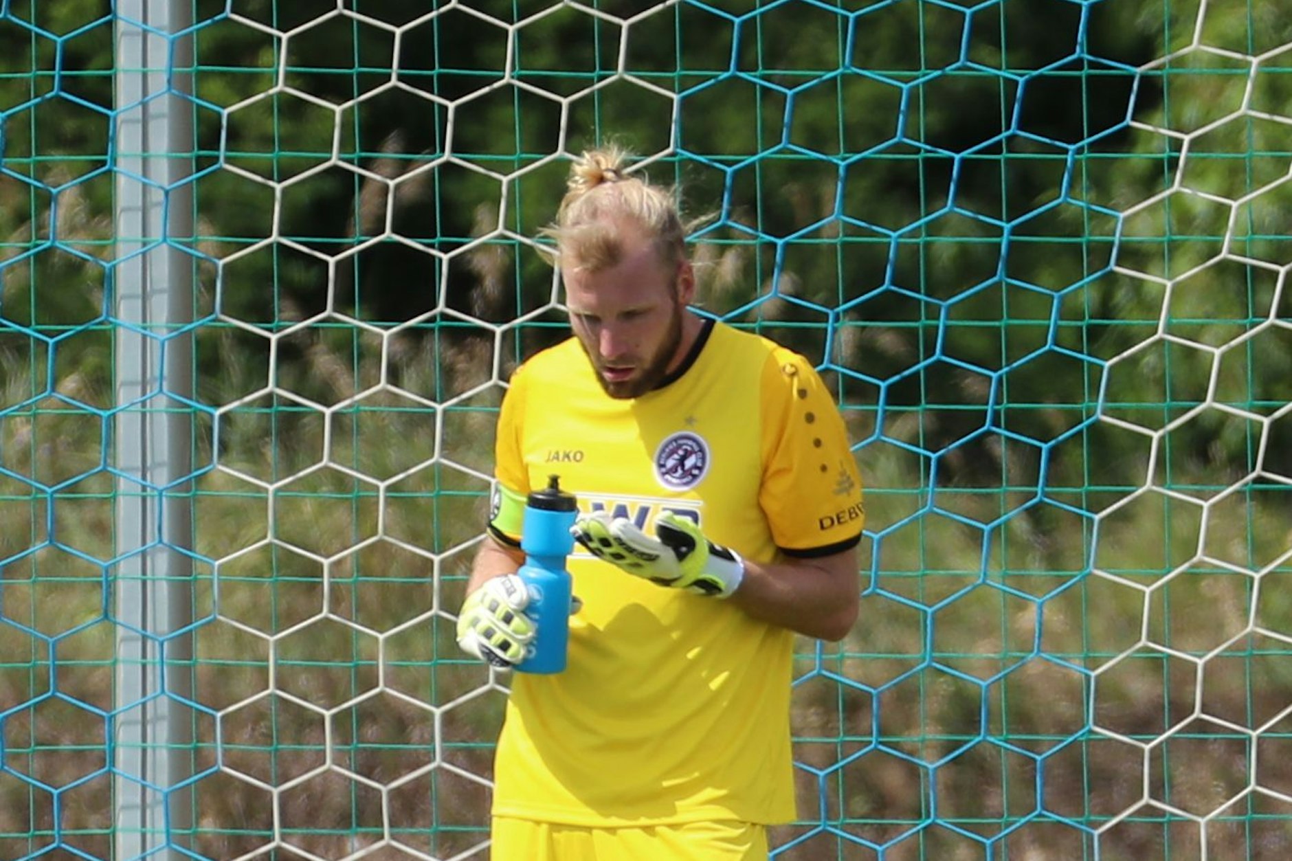 Ungläubiger Blick von BFC-Keeper Kevin Sommer: Was habe ich denn da in der Hand? Eine Plombe fiel ihm beim Spiel in Stahnsdorf raus.