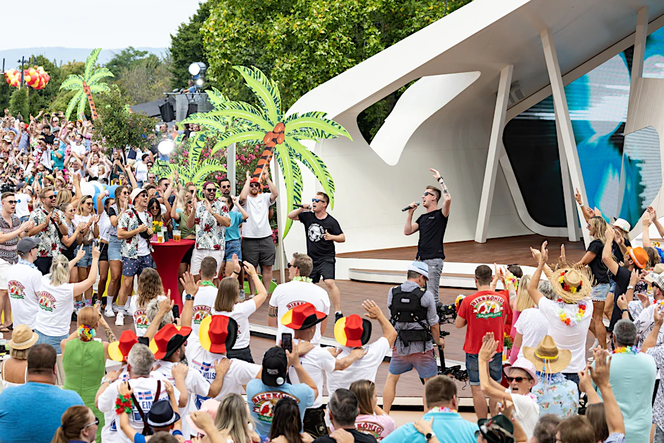 Das Duo DJ Robin & Schürze bei ihrem Auftritt im ZDF-Fernsehgarten.