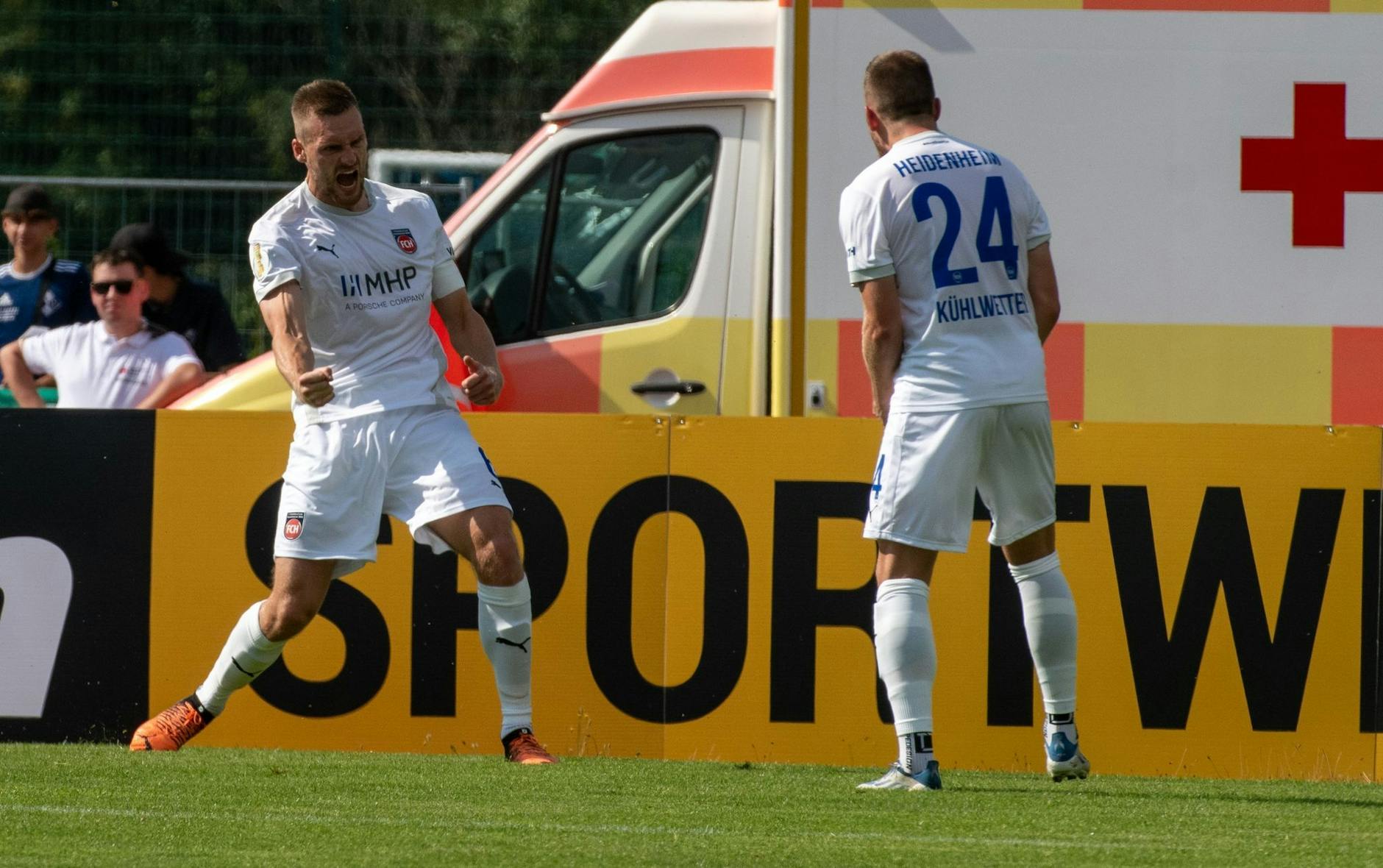 Heidenheims Patrick Mainka (l) und Christian Kühlwetter feiern das Führungstor ihrer Mannschaft.