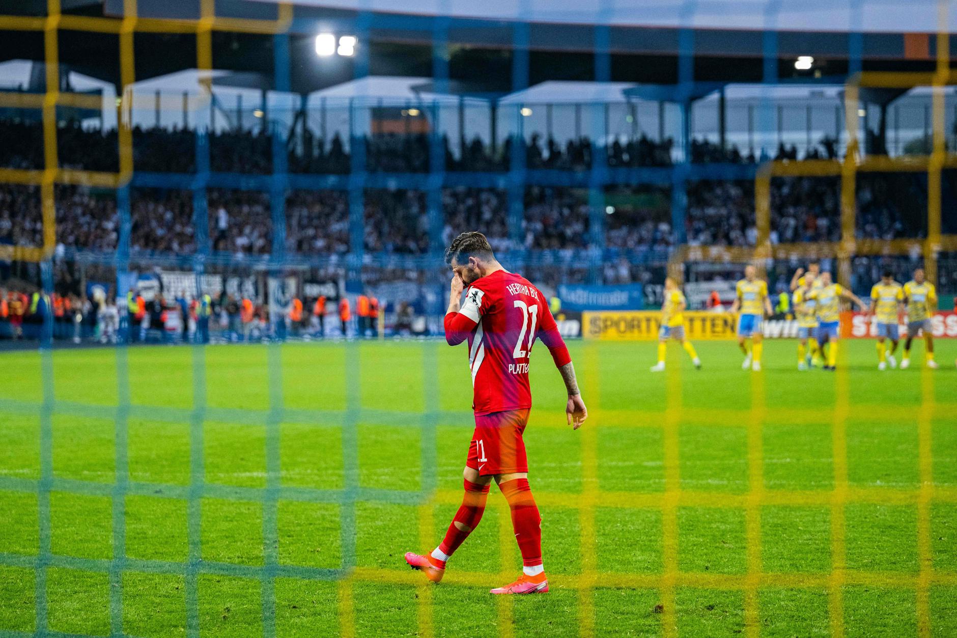 Herthas Kapitän Marvin Plattenhardt verschoss einen Elfer. Das Drama nahm seinen Lauf.