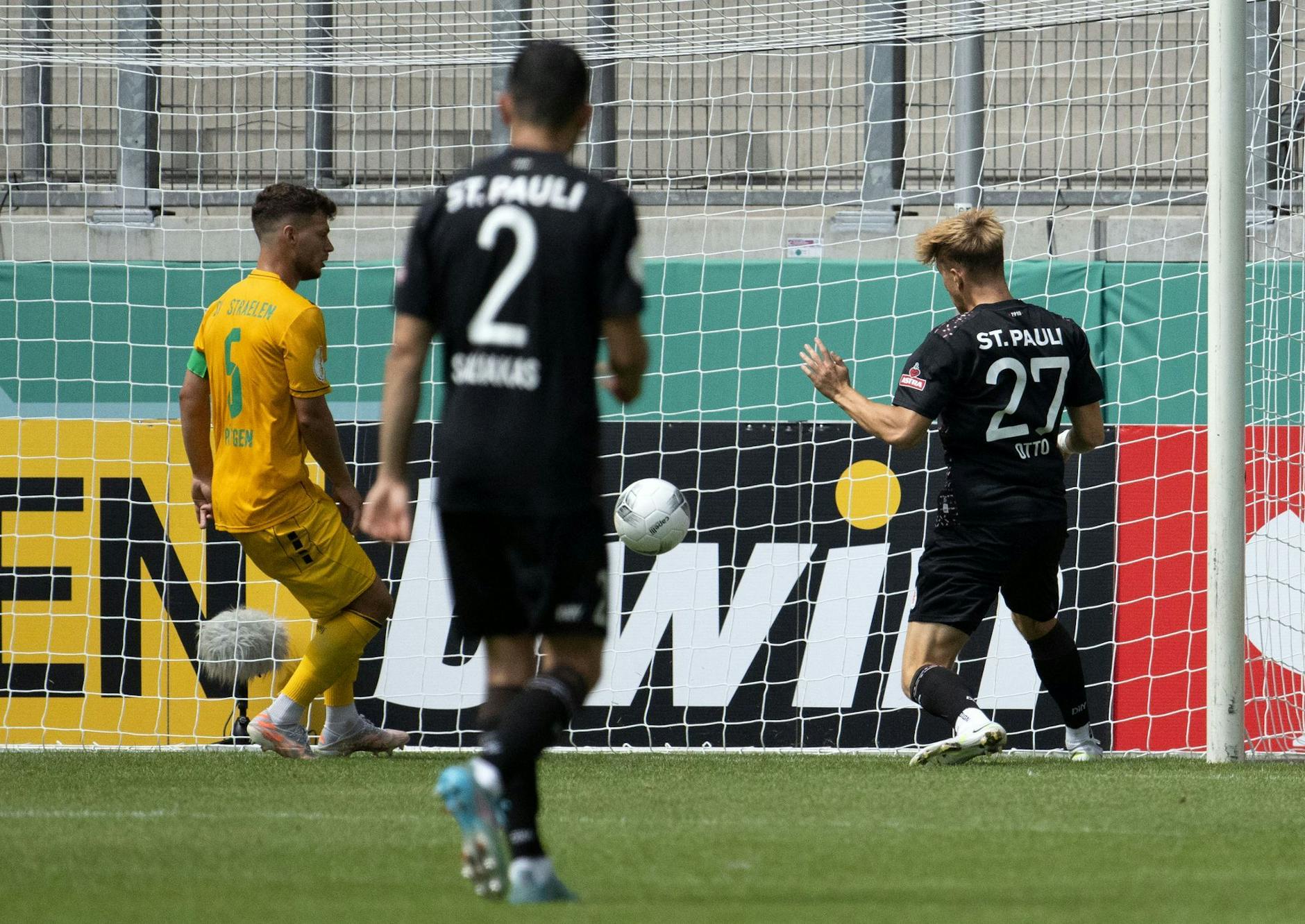 St. Paulis David Otto (r) erzielt per Kopf das Tor zur zwischenzeitlichen 2:3-Führung beim SV Straelen.