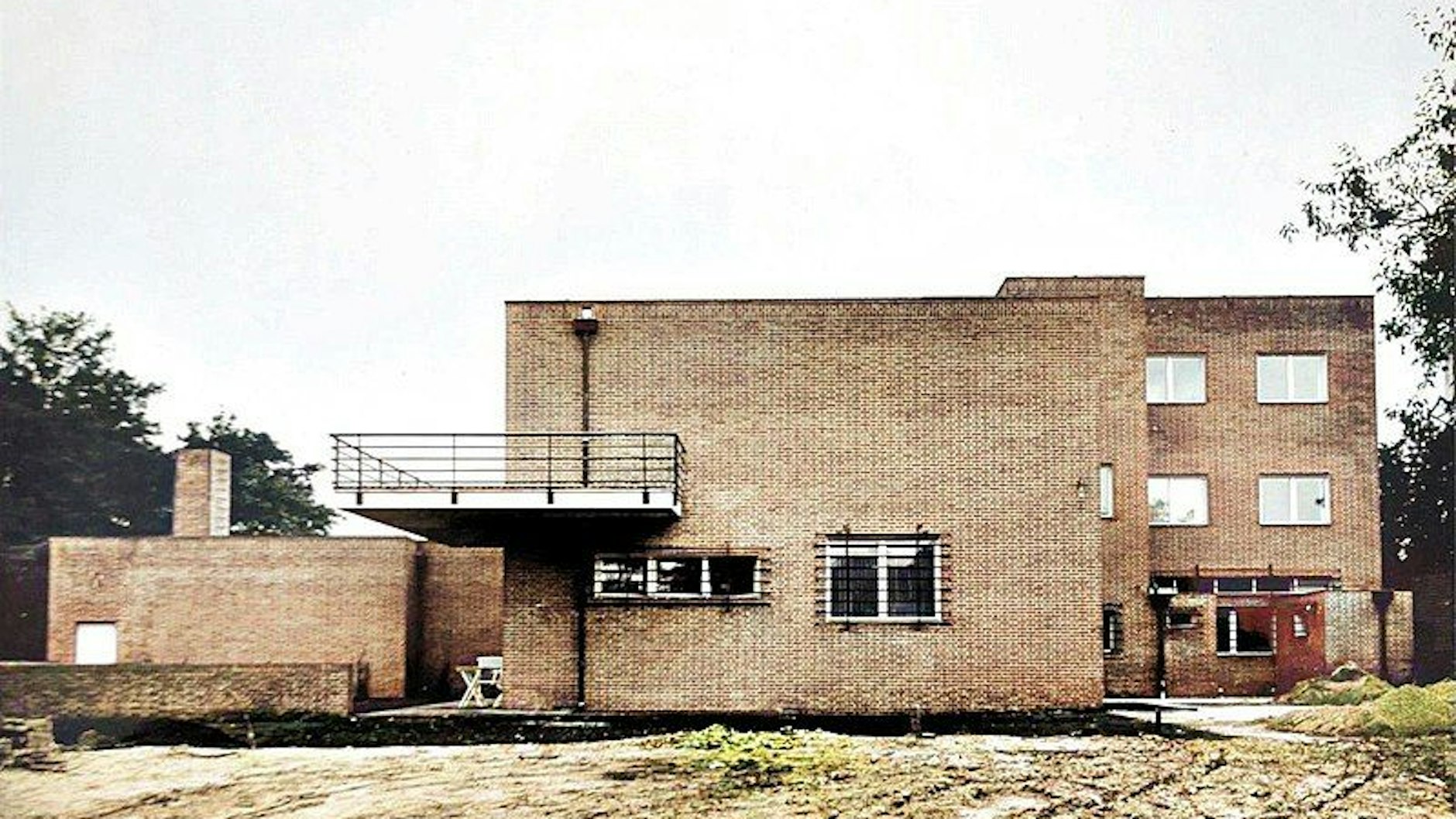 Die Villa Wolf kurz nach ihrer Fertigstellung von der Straßenseite gesehen.