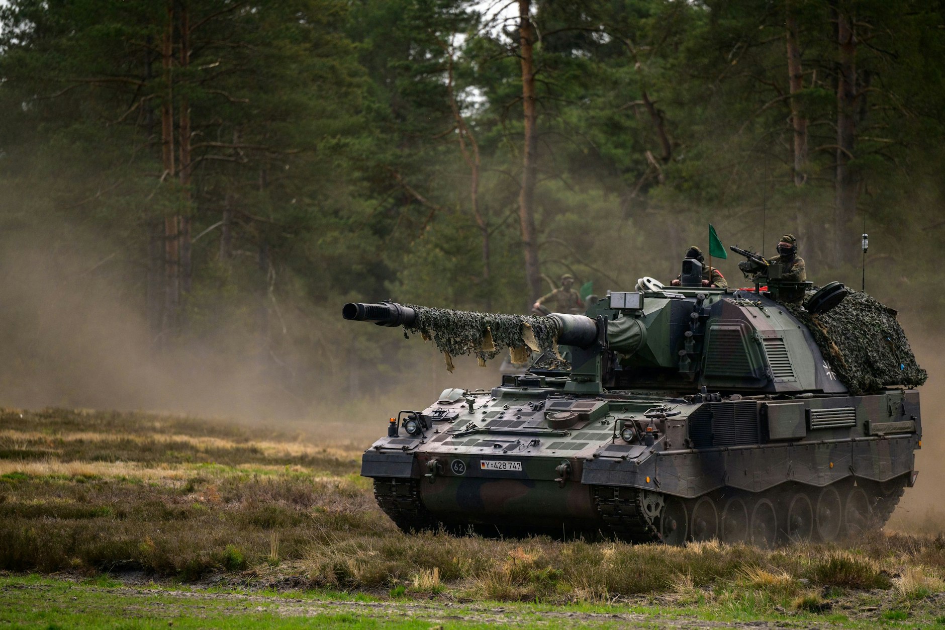 Sieben dieser Panzerhaubitzen 2000 wurden Kiew vor einem Monat geliefert.