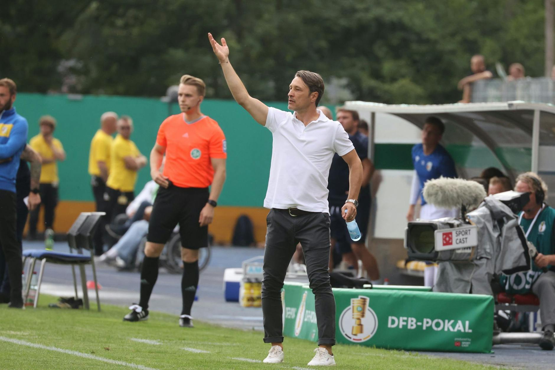 Wolfsburgs Trainer Niko Kovac steht gestikulierend an der Seitenlinie.