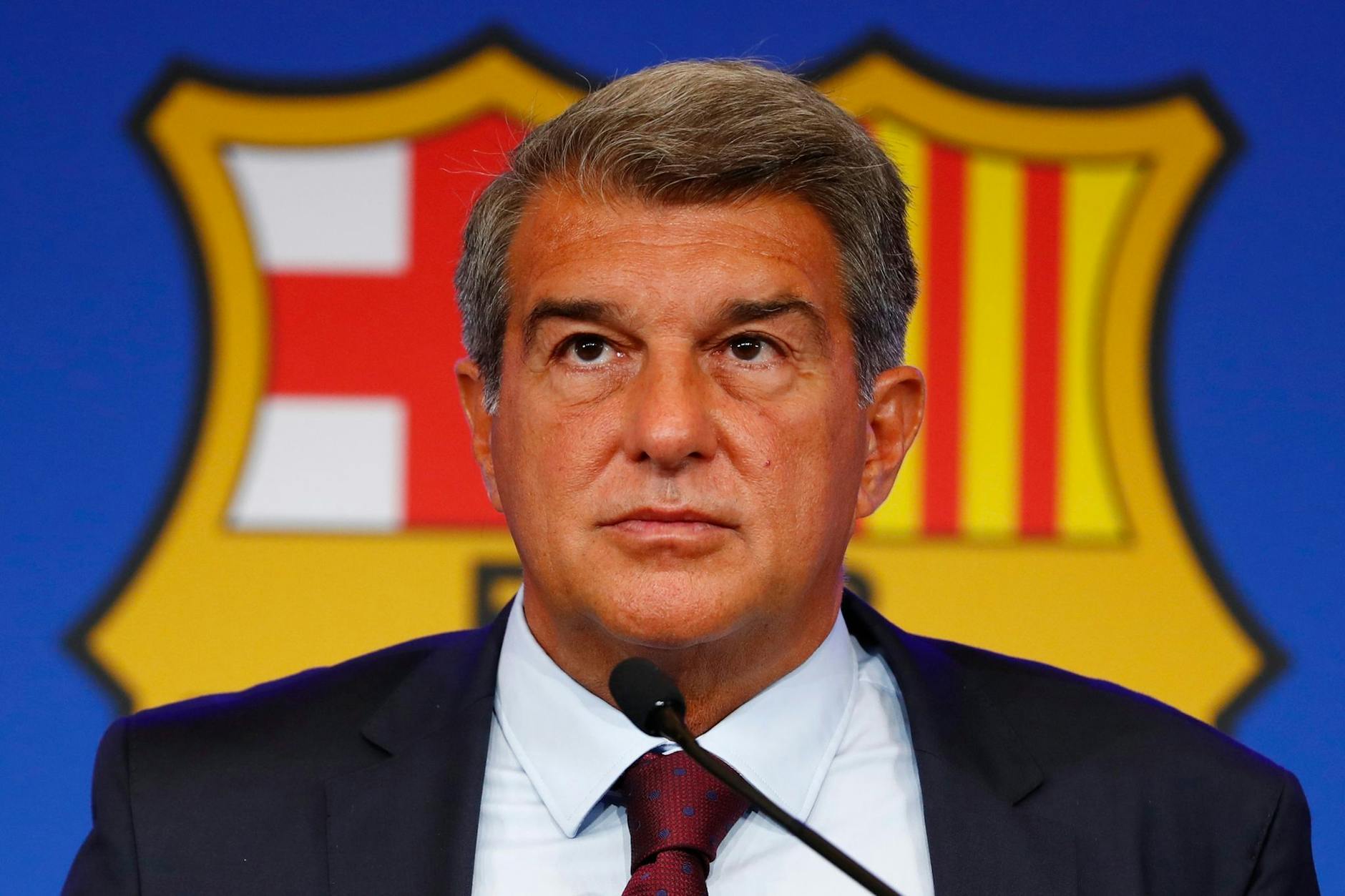 ARCHIV - Wehrt sich gegen Kritiker: Barça-Chef Joan Laporta.