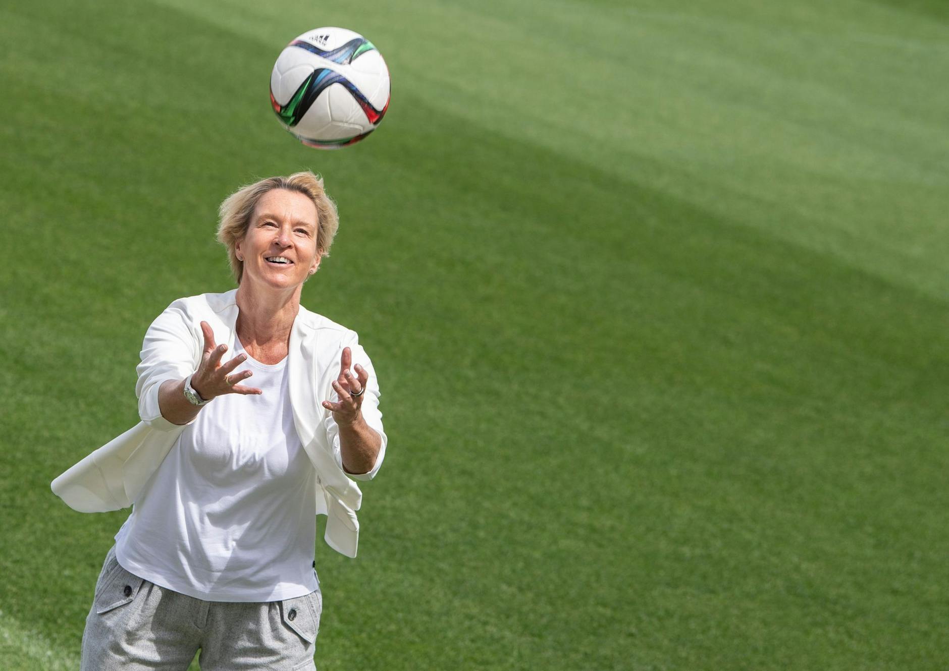 ARCHIV - Sie macht ihr Team für die EM in England bereit: Fußball-Bundestrainerin Martina Voss-Tecklenburg.