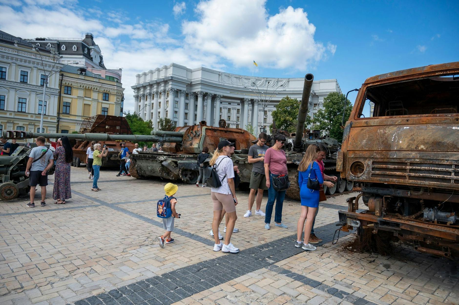 ARCHIV - Keine Überbleibsel aus dem Zweiten Weltkrieg, sondern aus der derzeitigen Invasion: Russische Panzer und andere Militärfahrzeuge werden auf dem Michaelsplatz ausgestellt.