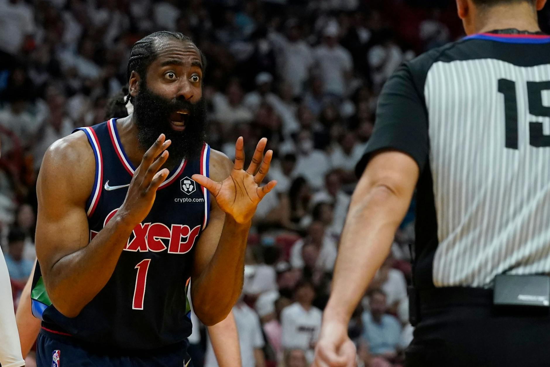 ARCHIV - NBA-Star James Harden (l) soll den 76ers mehr Flexibilität für die anstehende Transferphase ermöglichen wollen.