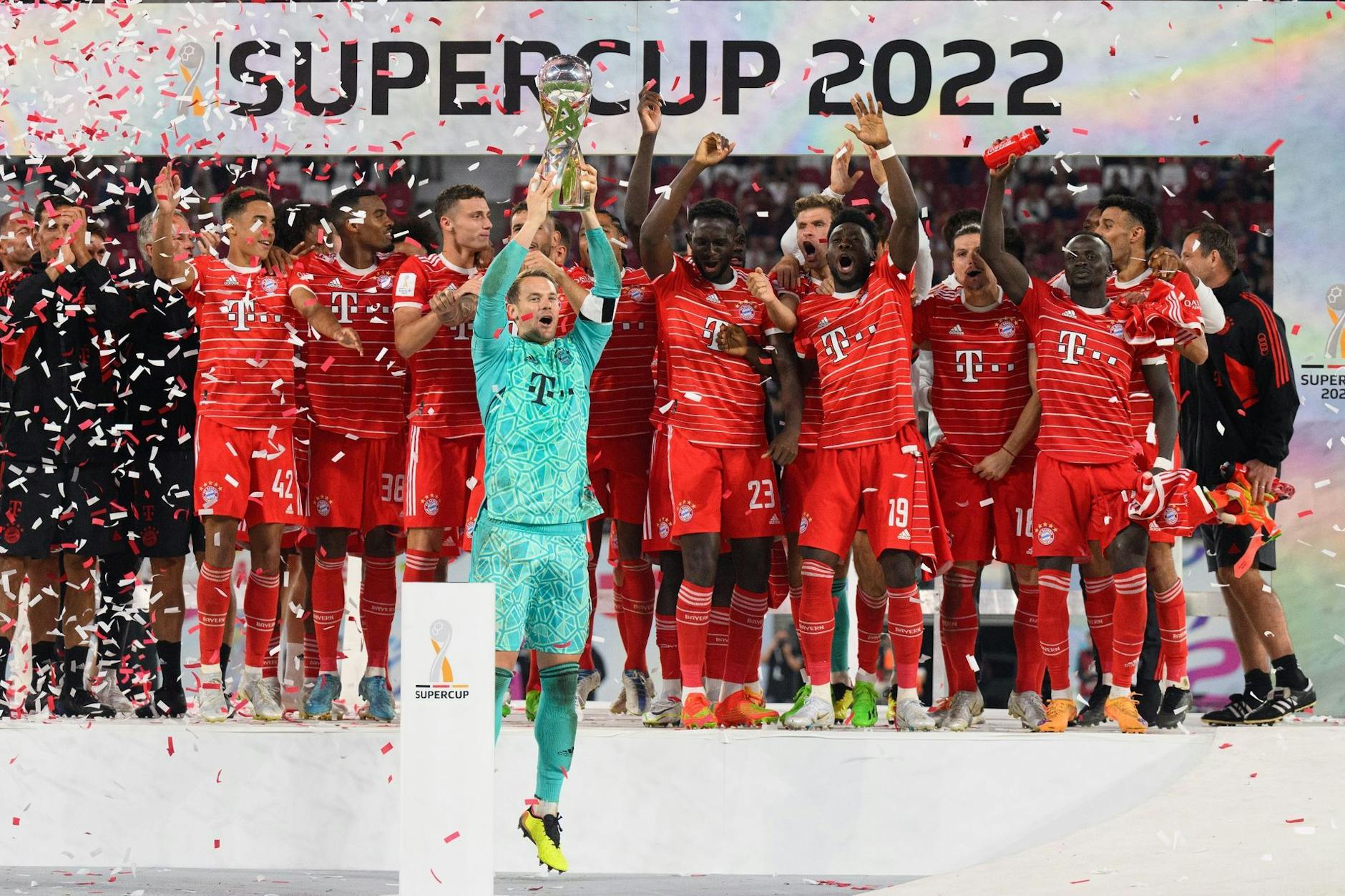 Neue Spielzeit, gewohntes Bild: Die Bayern stemmen Pokale in die Höhe.