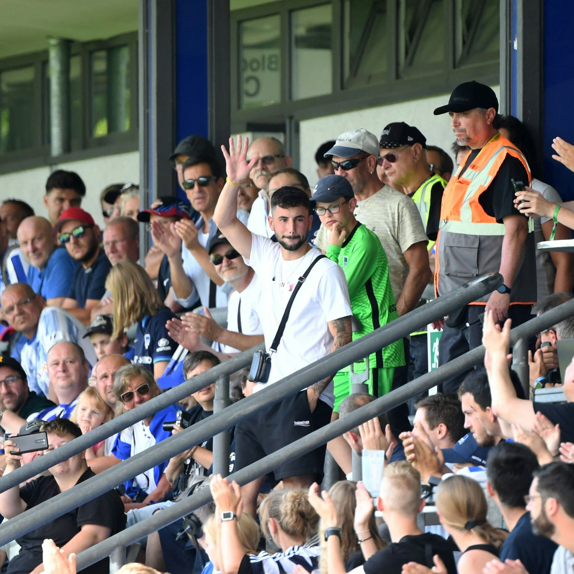 Zusammengepresste Lippen, totale Rührung bei Marco Richter, als Herthas Anhänger minutenlang Beifall klatschen.