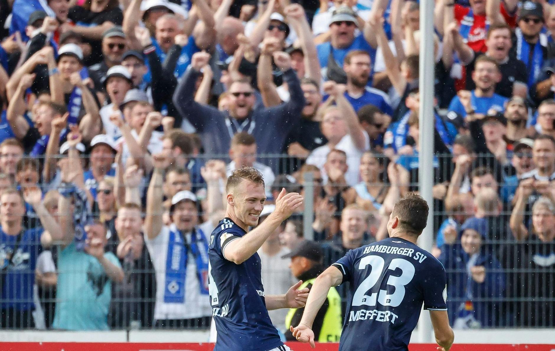 HSV-Verteidiger Sebastian Schonlau (l) freut sich mit Jonas Meffert über seinen Treffer zur Hamburger Führung in der Verlängerung.